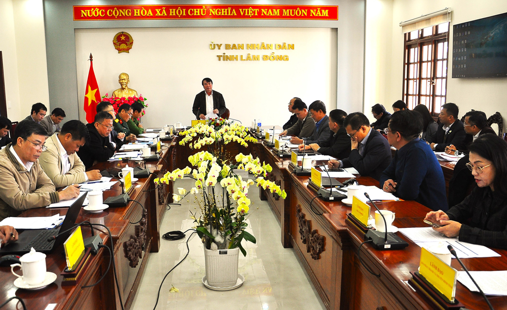 Phó Chủ tịch UBND tỉnh Lâm Đồng Phạm S phát biểu tại cuộc họp