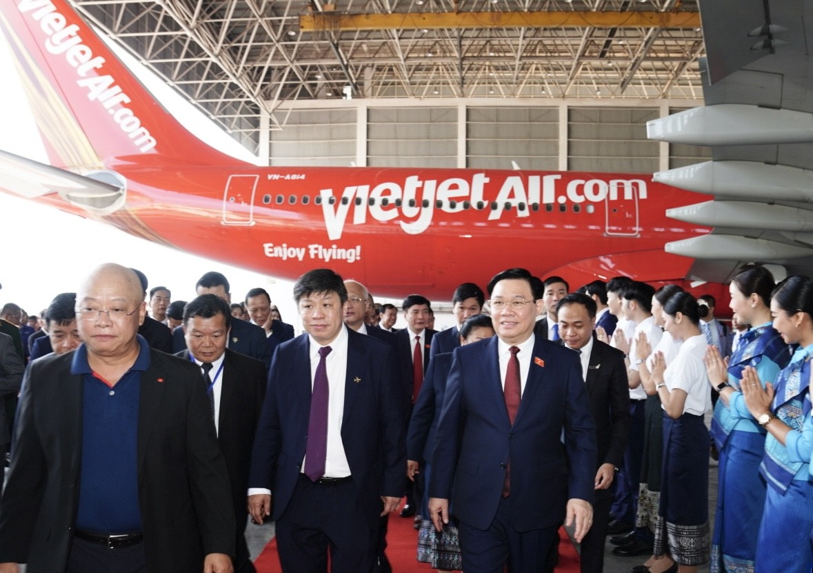 Chủ tịch Quốc hội Việt Nam Vương Đình Huệ và Phó Chủ tịch Quốc hội Lào Sounthone Xayachak thăm hangar bảo dưỡng tàu bay Vietjet tại Viêng Chăn, Lào