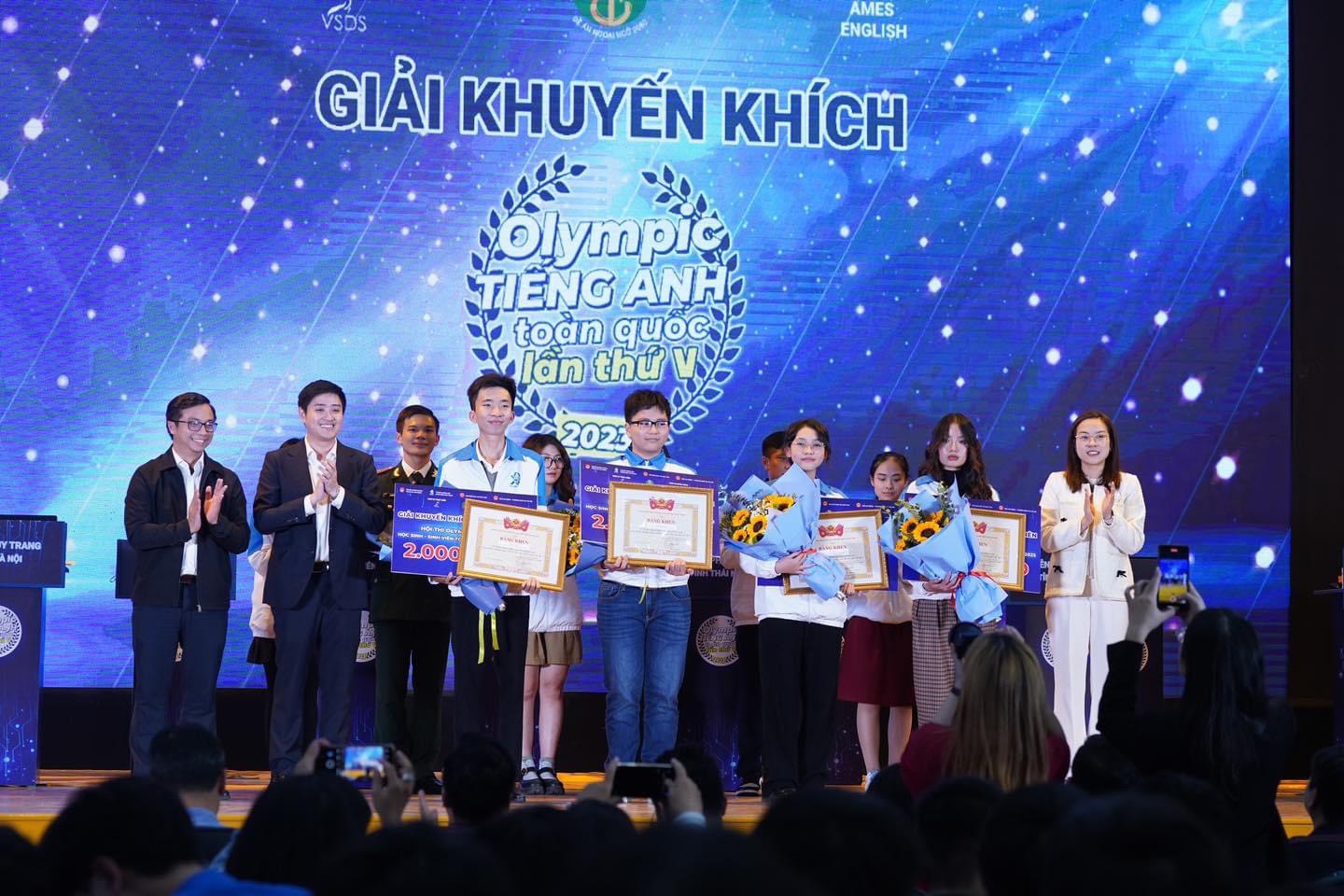 Sinh viên Nguyễn Trần Bảo Châu (thứ 2 từ phải sang) đoạt giải Khuyến khích Hội thi Olympic tiếng Anh học sinh, sinh viên toàn quốc lần thứ V
