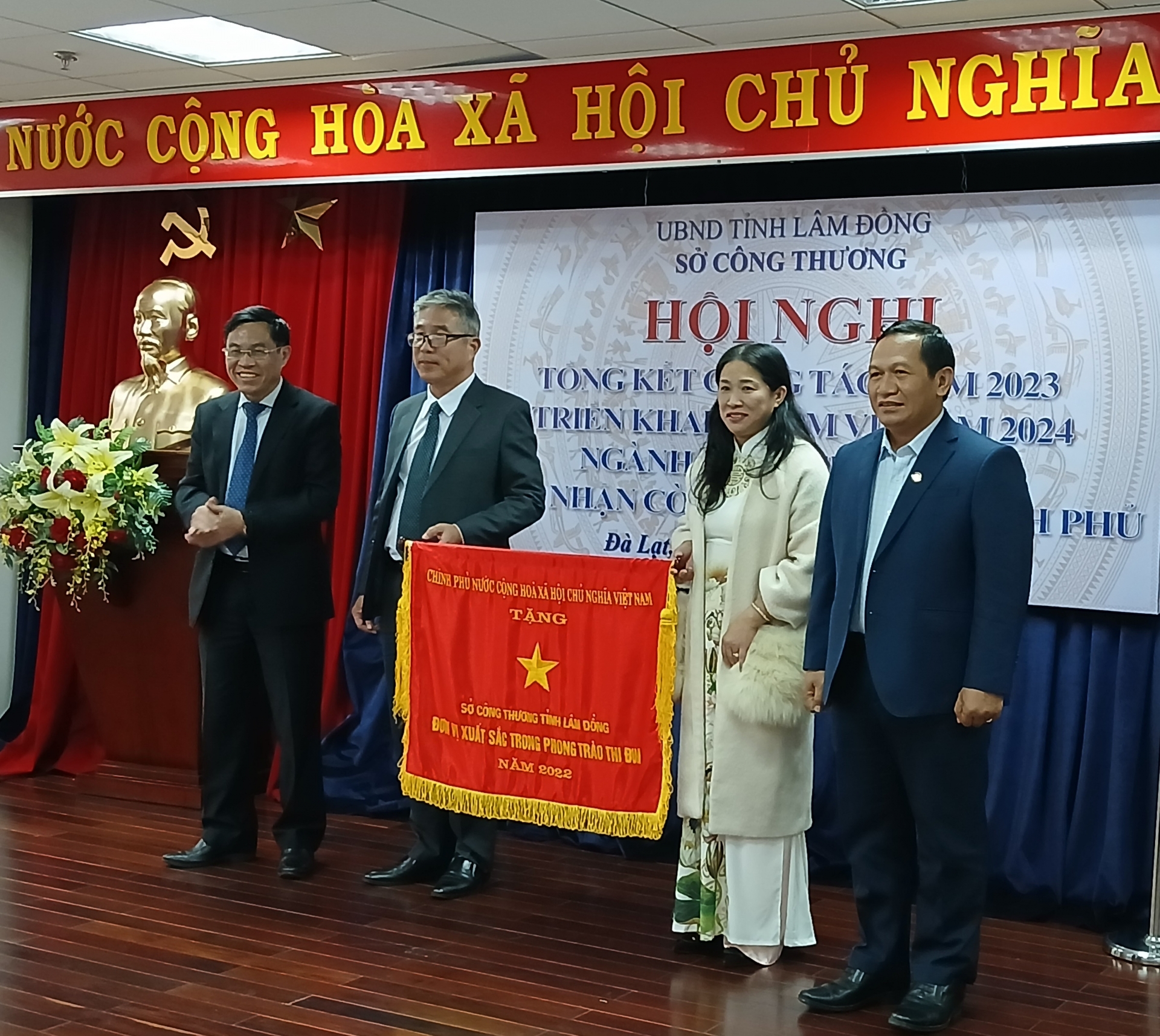 Ngành Công Thương Lâm Đồng vinh dự nhận Cờ Thi đua của Thủ tướng Chính phủ