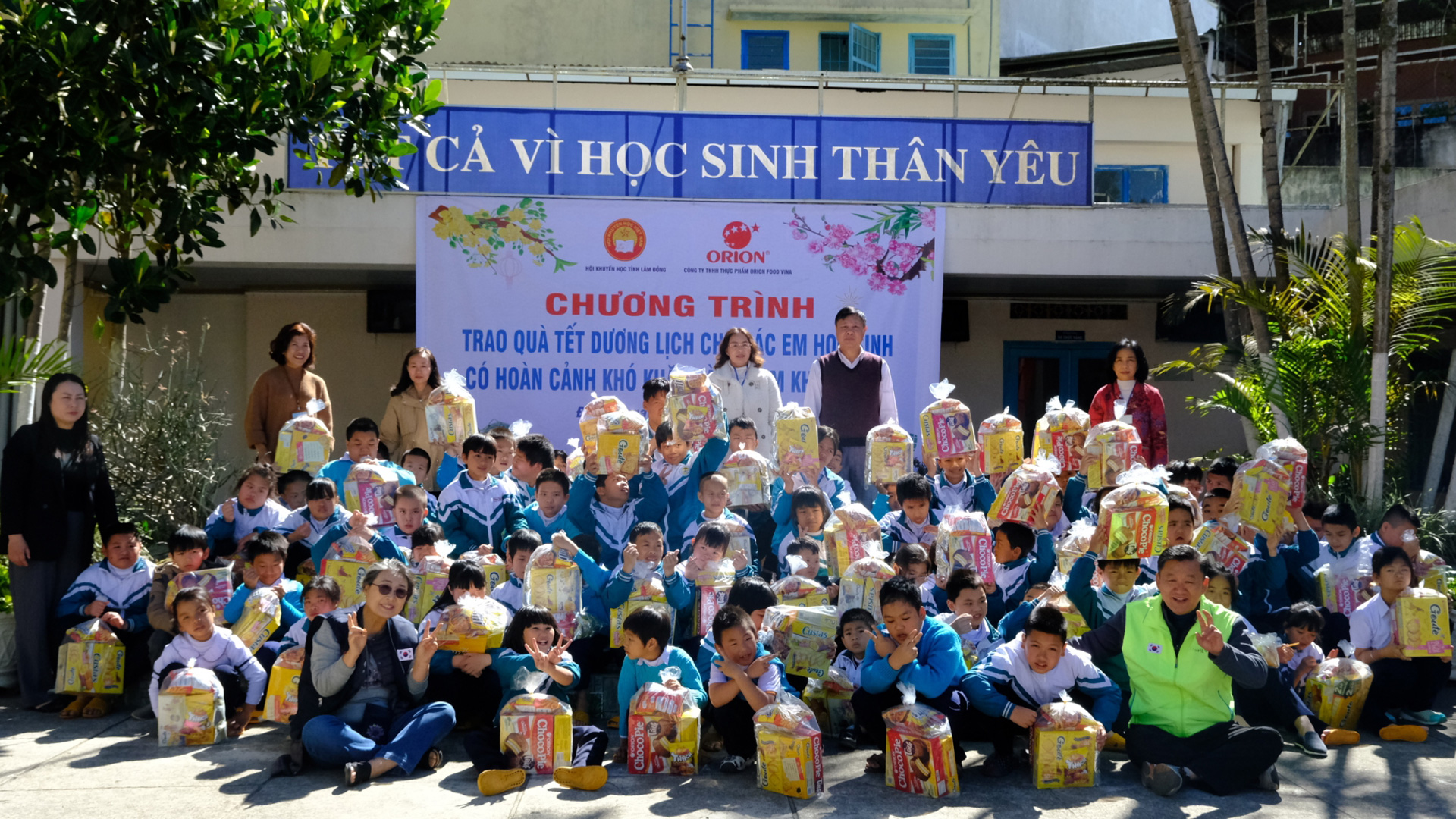 Trao 100 phần quà cho các em học sinh Trường Thiểu năng Hoa Phong Lan