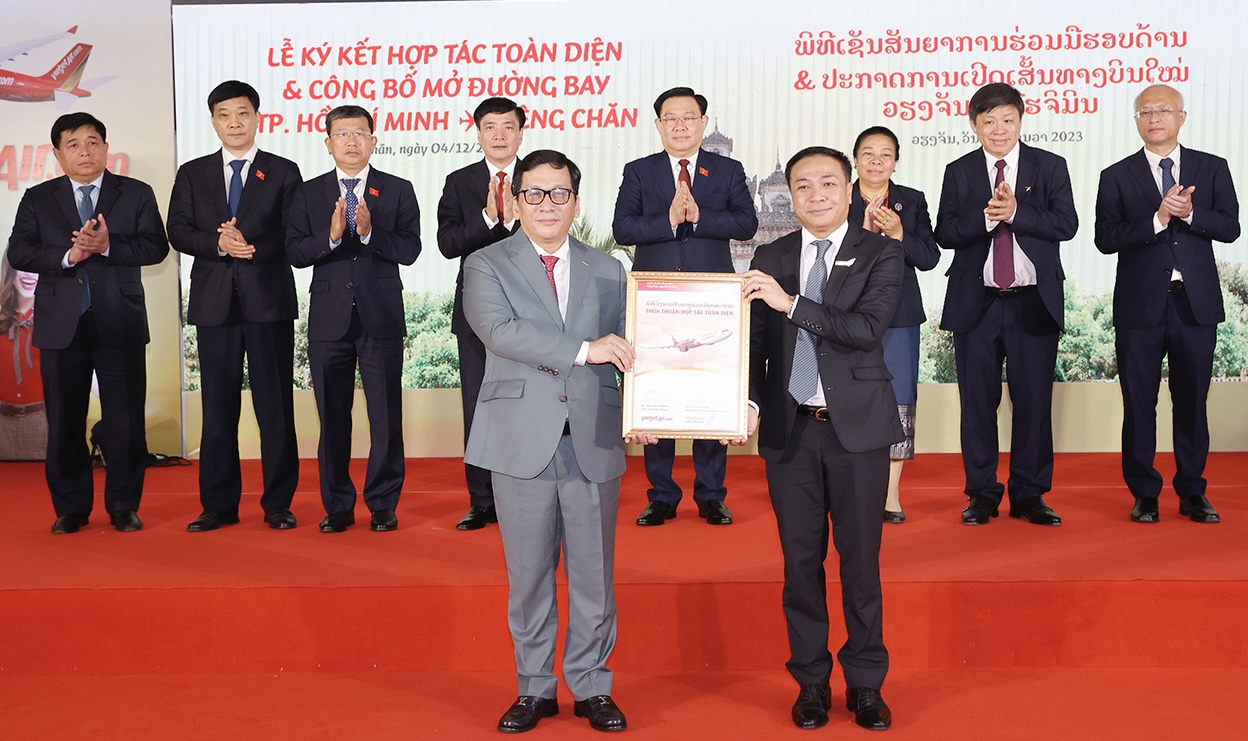  Ông Đinh Việt Phương – Tổng Giám đốc Vietjet và Ông Khamla Phommavanh – Giám đốc Điều hành Lao Airlines cùng trao Thỏa thuận hợp tác toàn diện giữa Vietjet và Lao Airlines