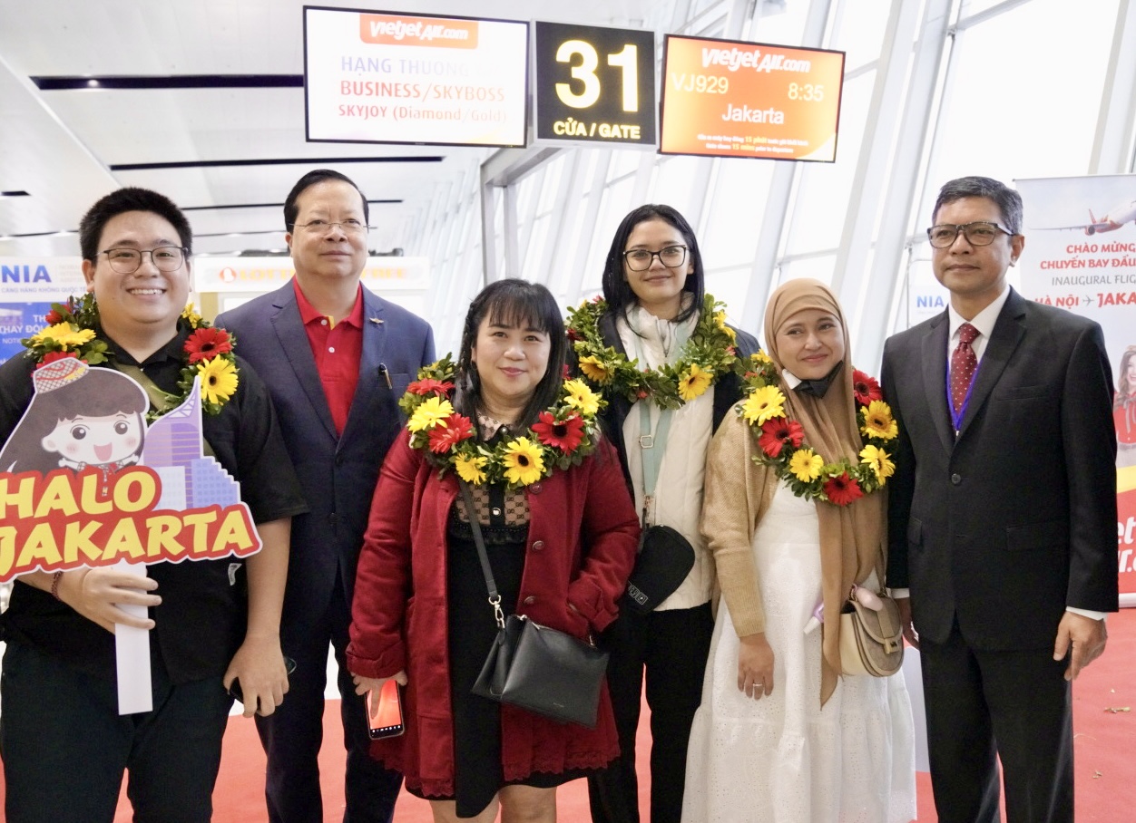 Những hành khách trên chuyến bay khai trương Hà Nội - Jakarta được chào đón và tặng hoa