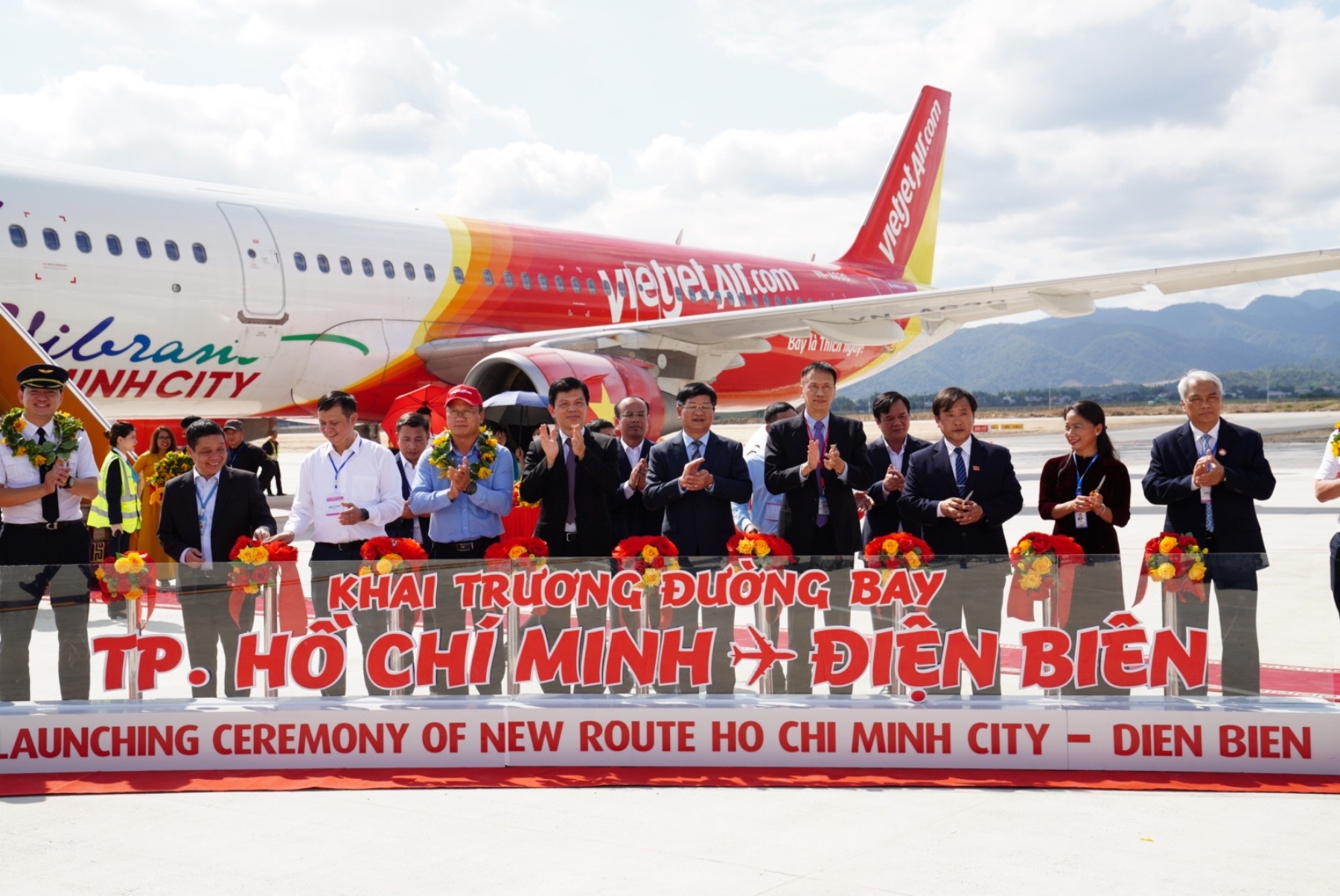 Thực hiện nghi thức khai trương đường bay TP Hồ Chí Minh - Điện Biên