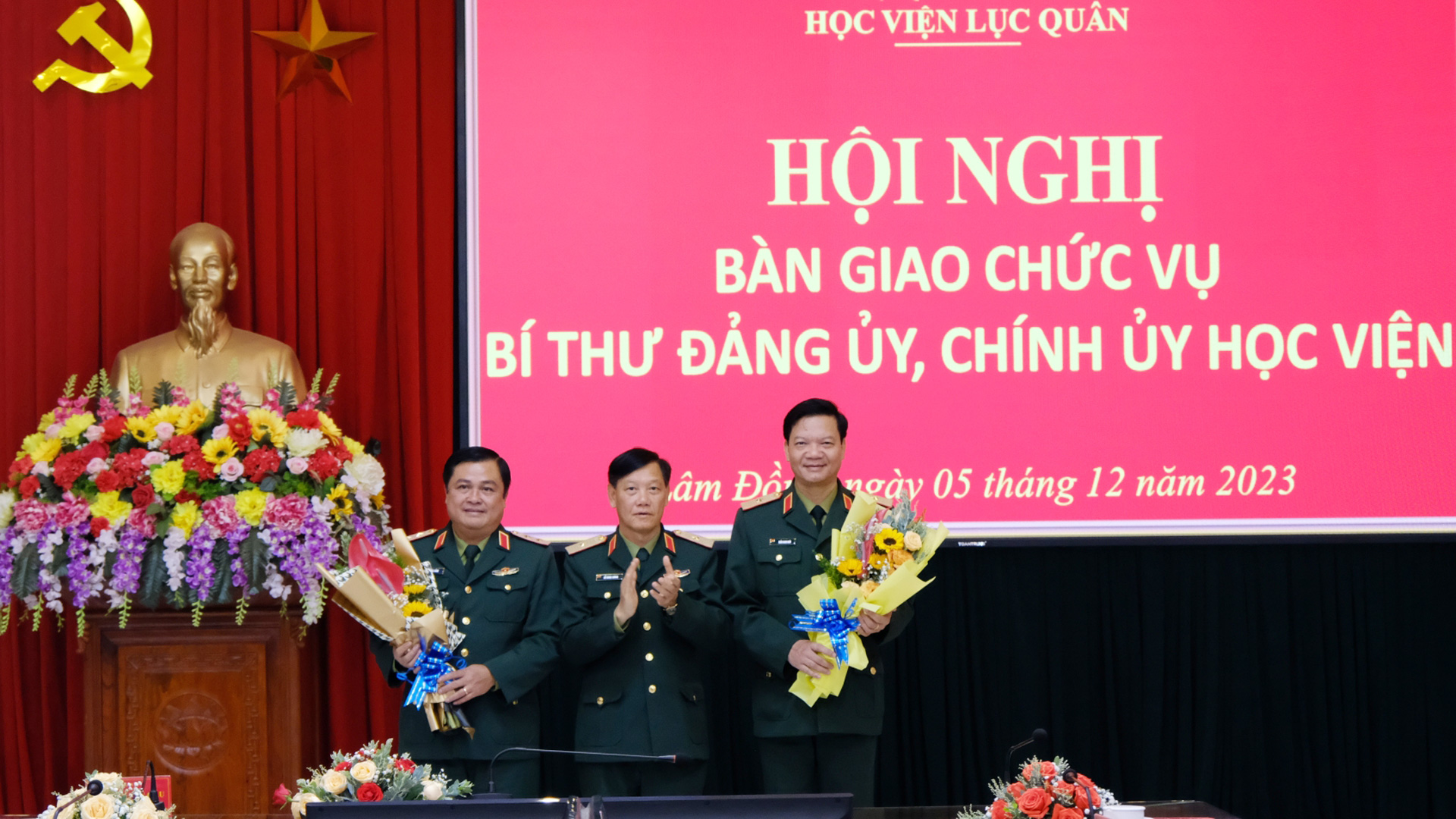 Thiếu tướng Đỗ Minh Xương - Giám đốc Học viện Lục quân thay mặt Ban Giám đốc cùng toàn thể cán bộ, giảng viên, học viên, chiến sĩ Học viện Lục quân chúc mừng Trung tướng Đỗ Văn Bảnh và Thiếu tướng Trần Danh Khải