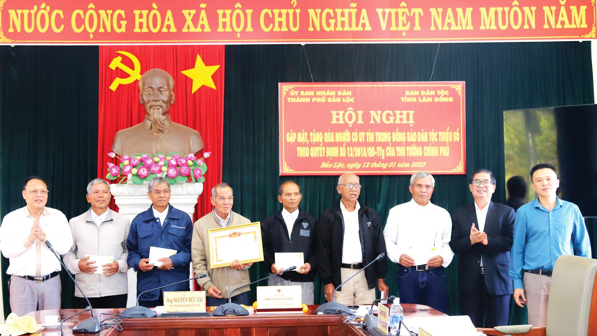 Ban Dân tộc tỉnh Lâm Đồng và lãnh đạo TP Bảo Lộc trao tặng quà tết cho người có uy tín trong vùng đồng bào dân tộc thiểu số. Ảnh: Khánh Phúc