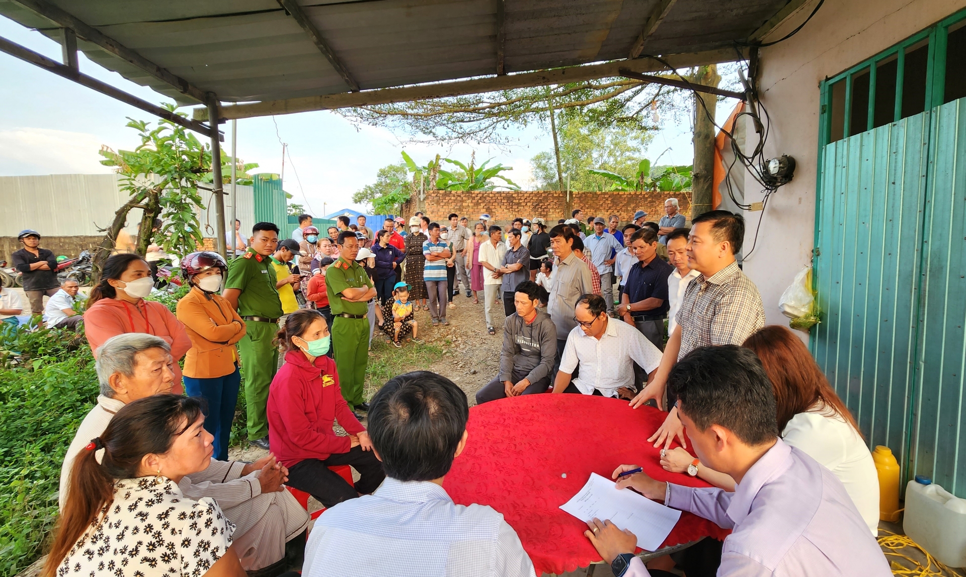 Chủ tịch UBND huyện Đạ Tẻh Tống Giang Nam cùng lãnh đạo địa phương tổ chức đối thoại với người dân khi xảy ra vụ việc bà con chặn xe chở cám vào trại heo để phản đối ô nhiễm vào ngày 22/11 vừa qua