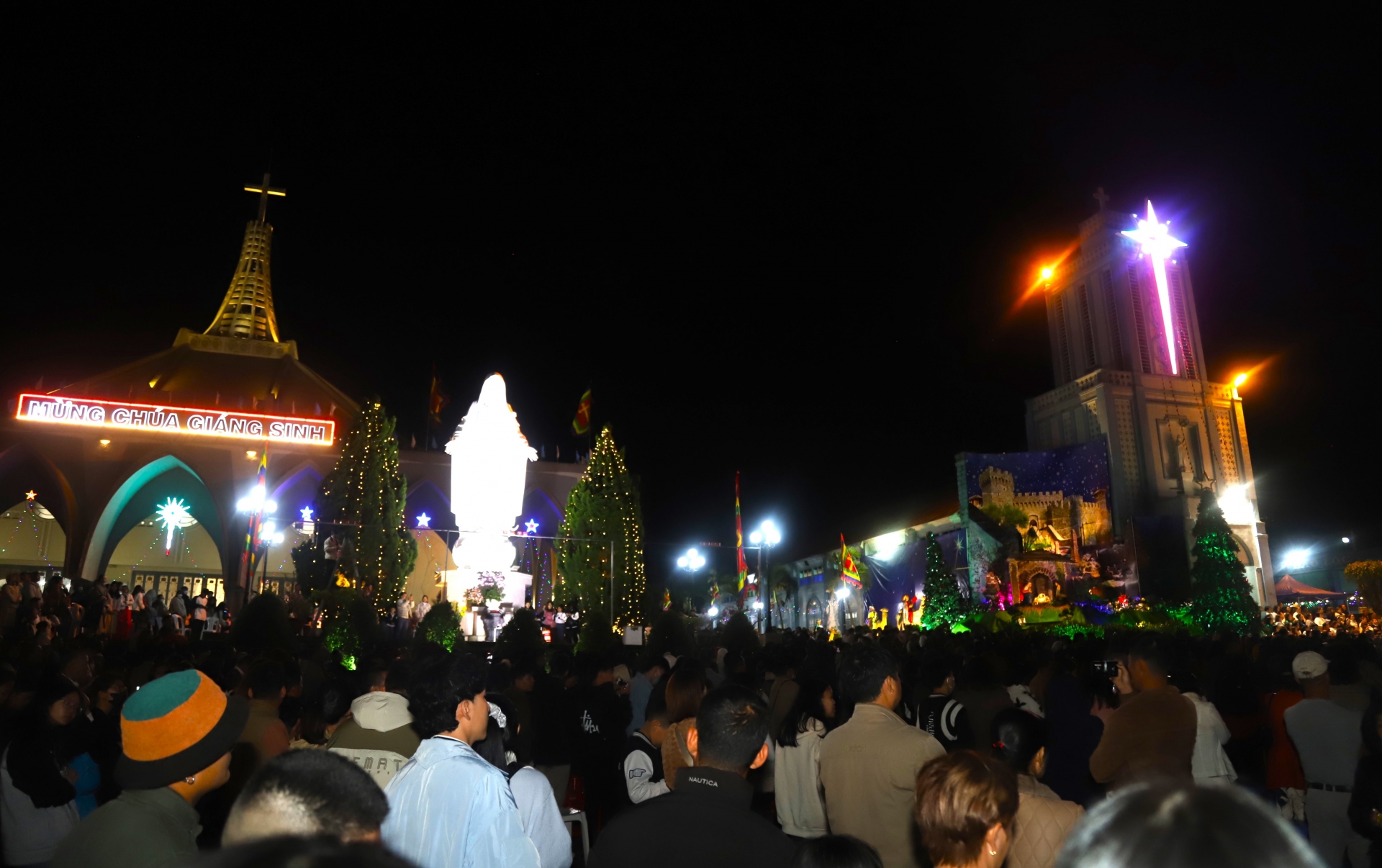 Hàng ngàn người dân cùng tế tựu đổ về nhà thờ Giáo xứ Bảo Lộc trong đêm Noel cùng đón Giáng sinh