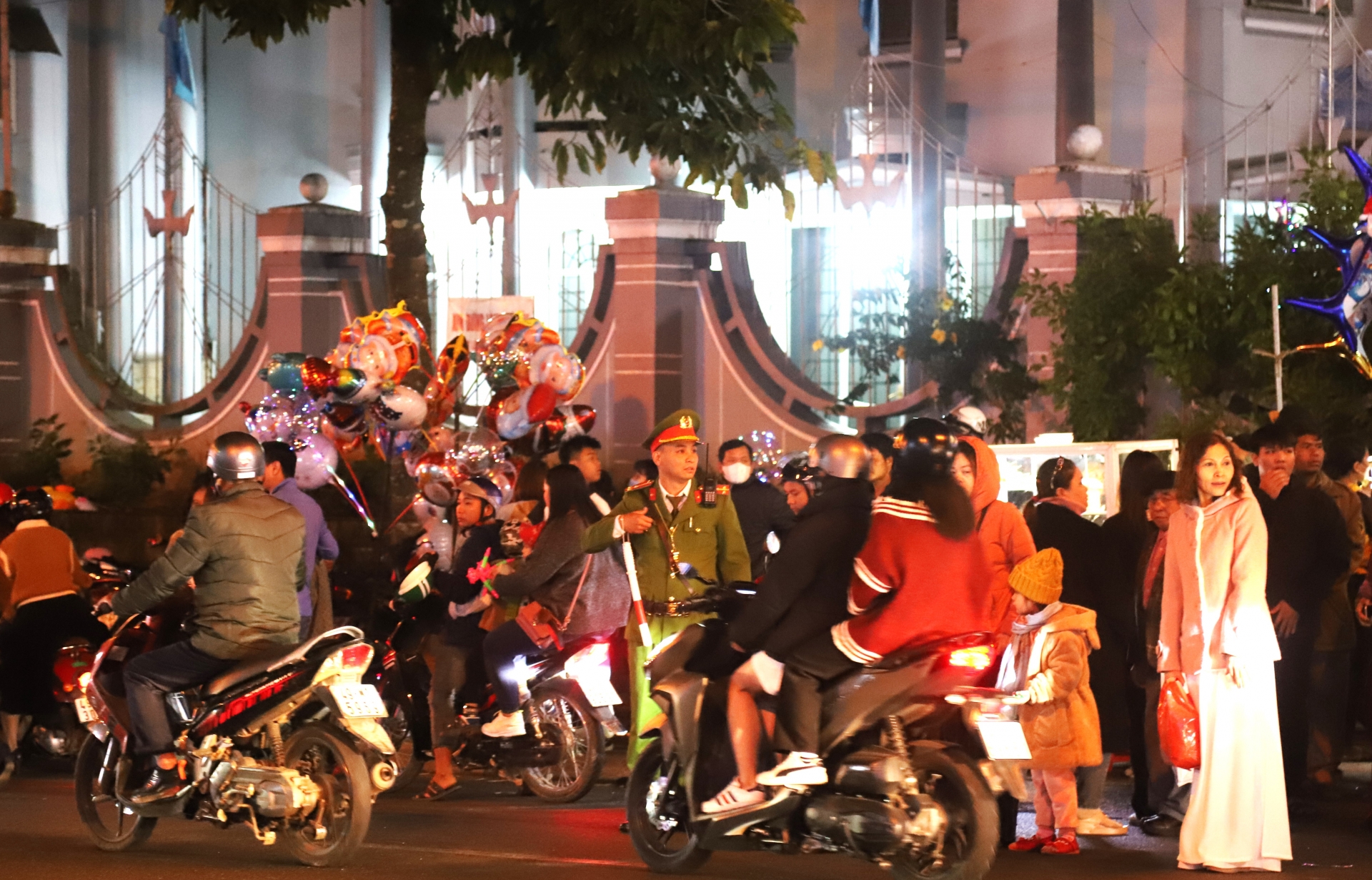 Lực lượng công an làm nhiệm vụ đảm bảo an ninh trật tự, an toàn giao thông trong đêm Giáng sinh tại TP Bảo Lộc