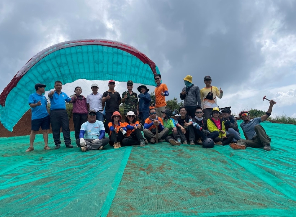 Hiện nay, điểm bay này thu hút khá nhiều phi công và du khách đam mê dù lượn đến trải nghiệm, nhất là vào các ngày cuối tuần, dịp lễ, Tết. Giữa không trung, toàn cảnh của một vùng Đạ Tẻh còn hoang sơ thu gọn trong tầm mắt.