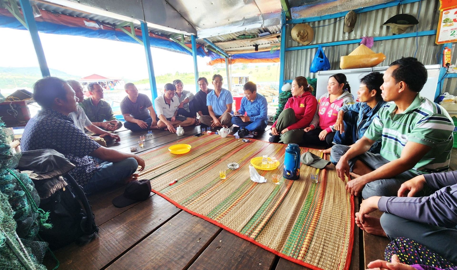 Người dân làng chài trên hồ Đồng Nai 2 phản ánh vụ việc người của Công ty Chinh Nguyên đe dọa tới phóng viên