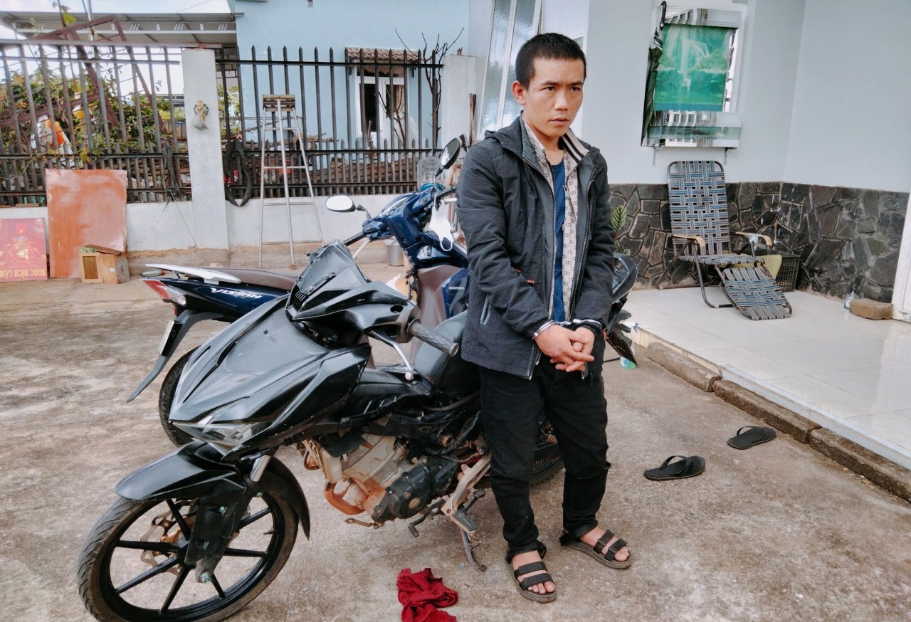 Nguyễn Anh Tuấn bị bắt giữ sau khi liên tiếp trộm nhiều xe máy trên địa bàn tỉnh Lâm Đồng rồi mang quan Bình Phước tiêu thụ