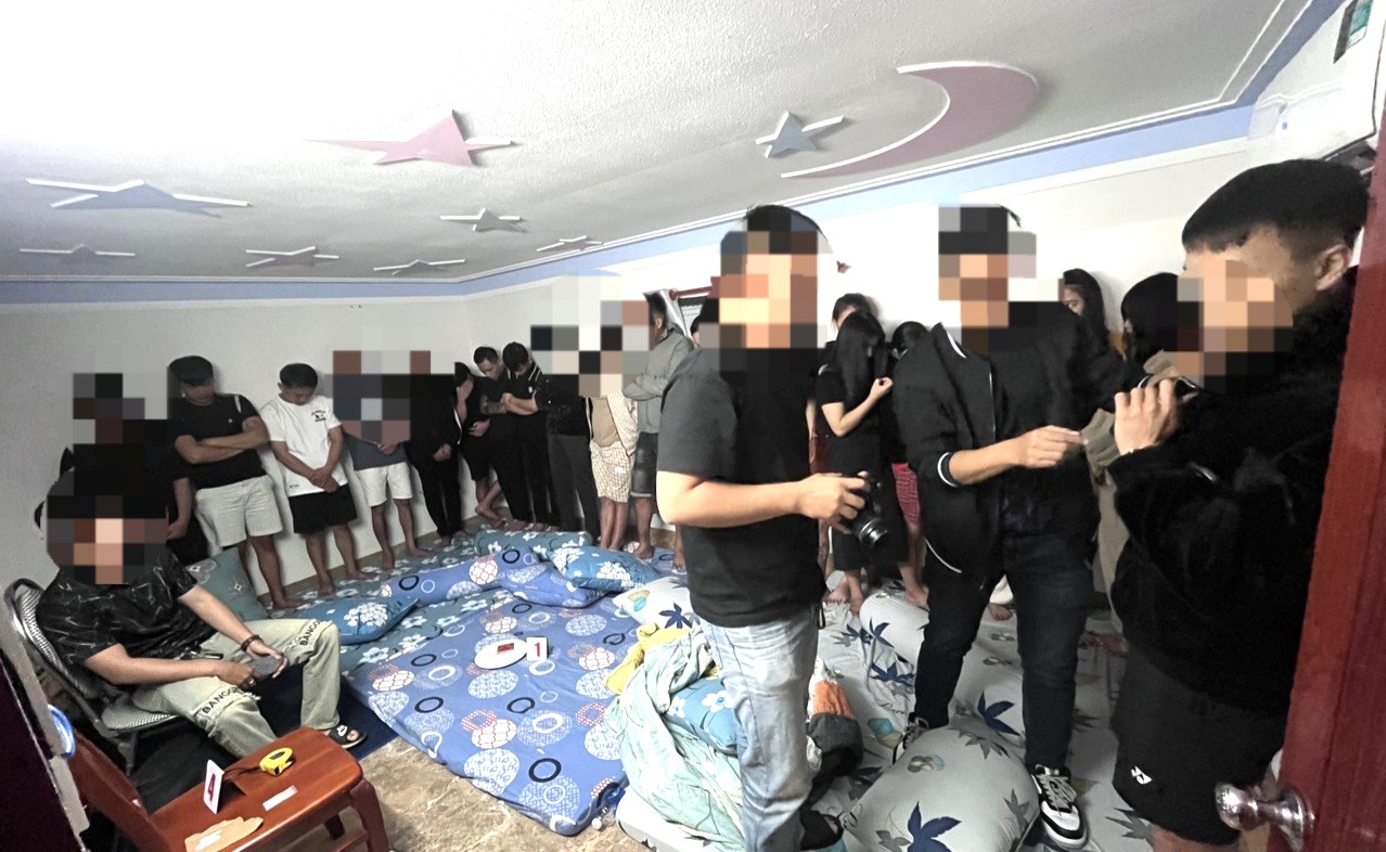 Nhóm nam, nữ thanh niên bị Công an đột kích bắt quả tang khi đang phê ma túy tại một căn nhà cho thuê ở phường Lộc Tiến (TP Bảo Lộc
