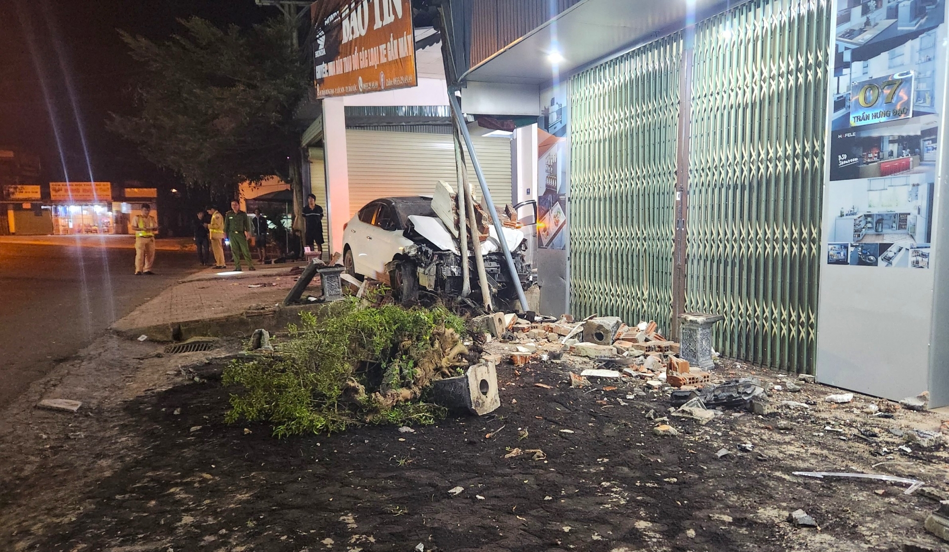 Bảo Lộc: Xe ô tô con mất lái tông sập mái hiên nhà dân khiến 1 người nhập viện