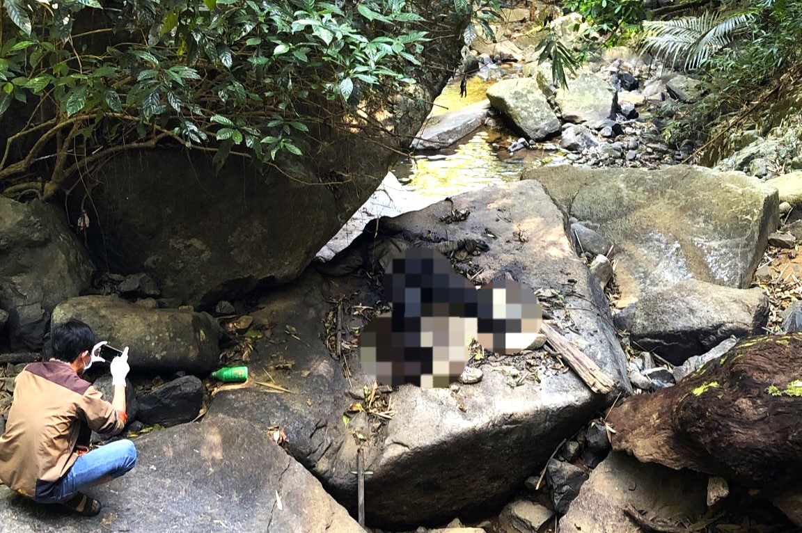 Thi thể nạn nhân được phát hiện nằm cạnh bờ suối giữa rừng cách đỉnh đèo Bảo Lộc khoảng 3 km theo đường chim bay thuộc Thôn 5, xã Đại Lào, TP Bảo Lộc