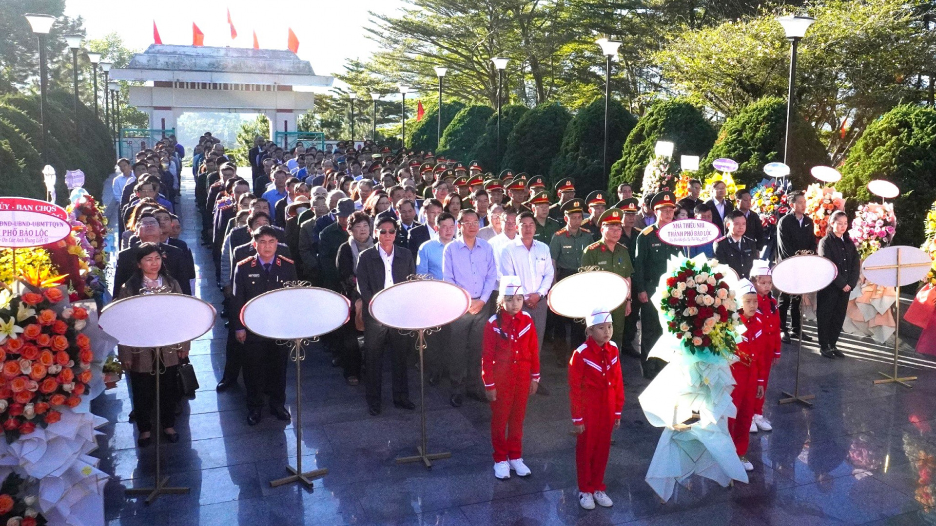 Lãnh đạo TP Bảo Lộc viếng Nghĩa trang Liệt sĩ nhân kỷ niệm Ngày thành lập Quân đội Nhân dân Việt Nam