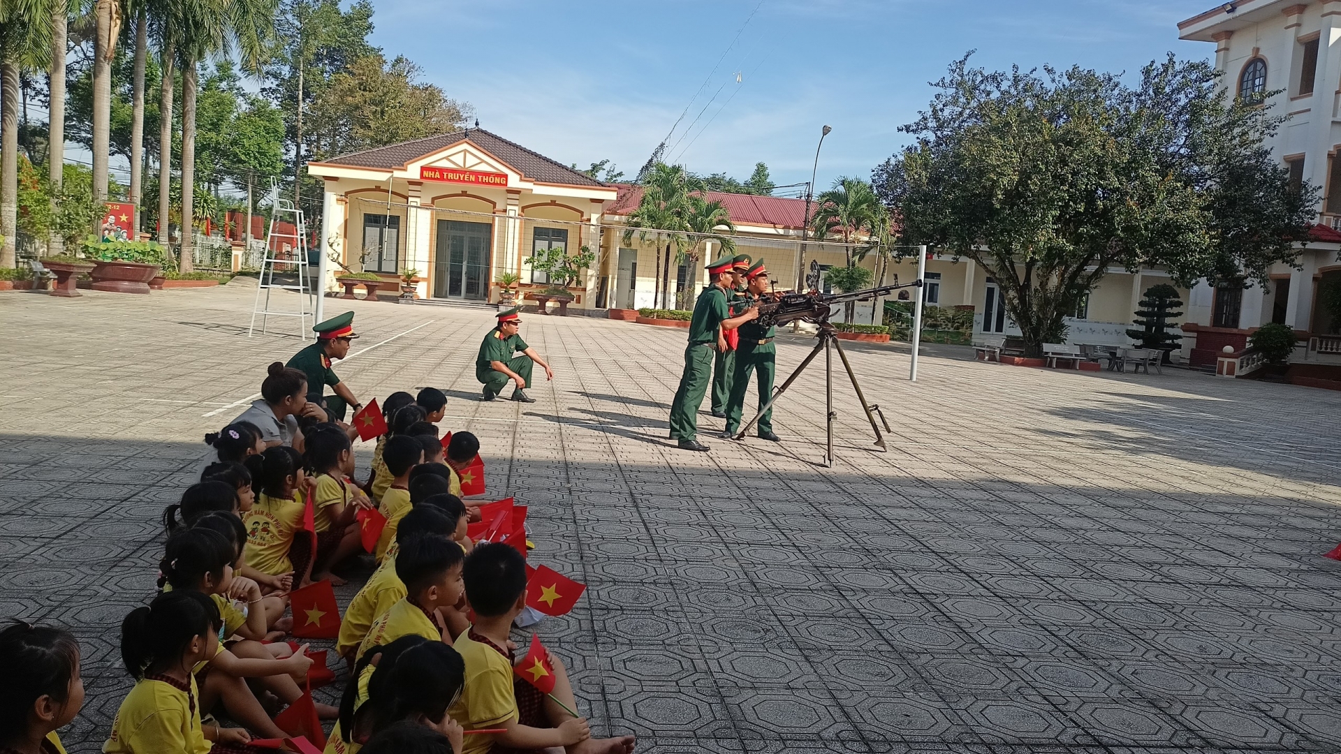 Cát Tiên: Tổ chức nhiều hoạt động nhằm giáo dục truyền thống bộ đội cụ Hồ cho học sinh