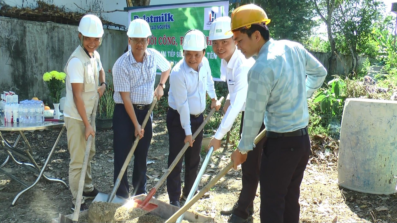 Đại diện lãnh đạo huyện Cát Tiên và Công ty cổ phần sữa Đà Lạt khởi công xây dựng xây dựng công trình trạm tiếp nhận sữa tươi