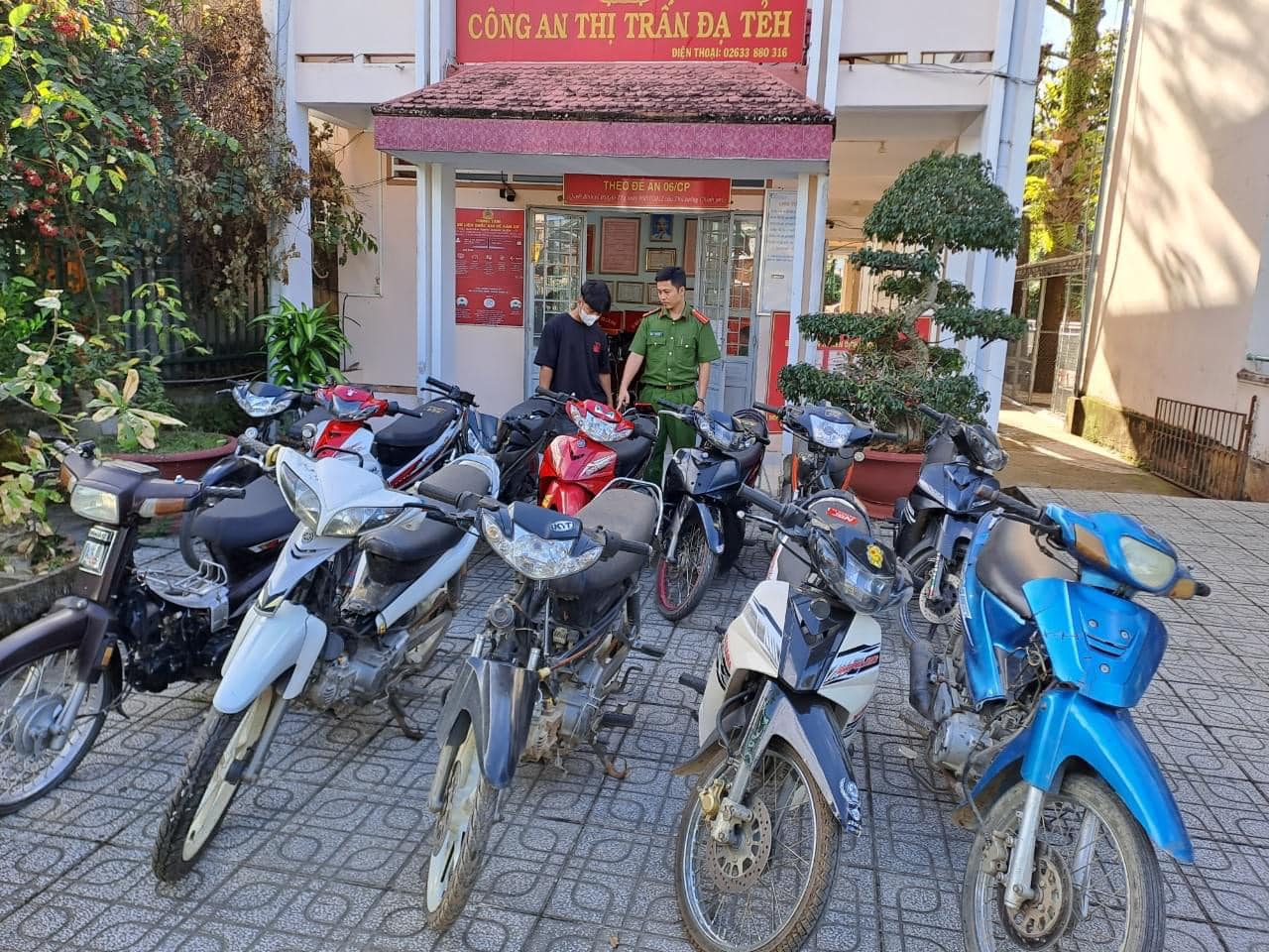 Công an huyện Đạ Tẻh xử lý hành chính 11 trường hợp vi phạm, tạm giữ 11 xe mô tô.
