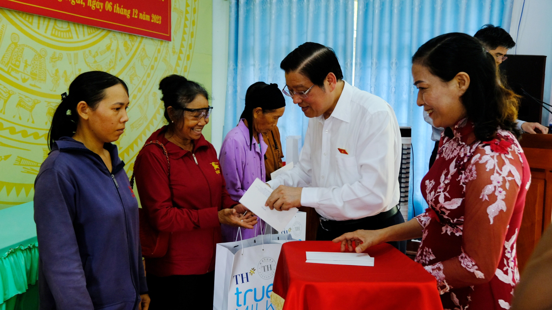 Đồng chí Phan Đình Trạc trao quà cho các hộ gia đình chính sách, người có công