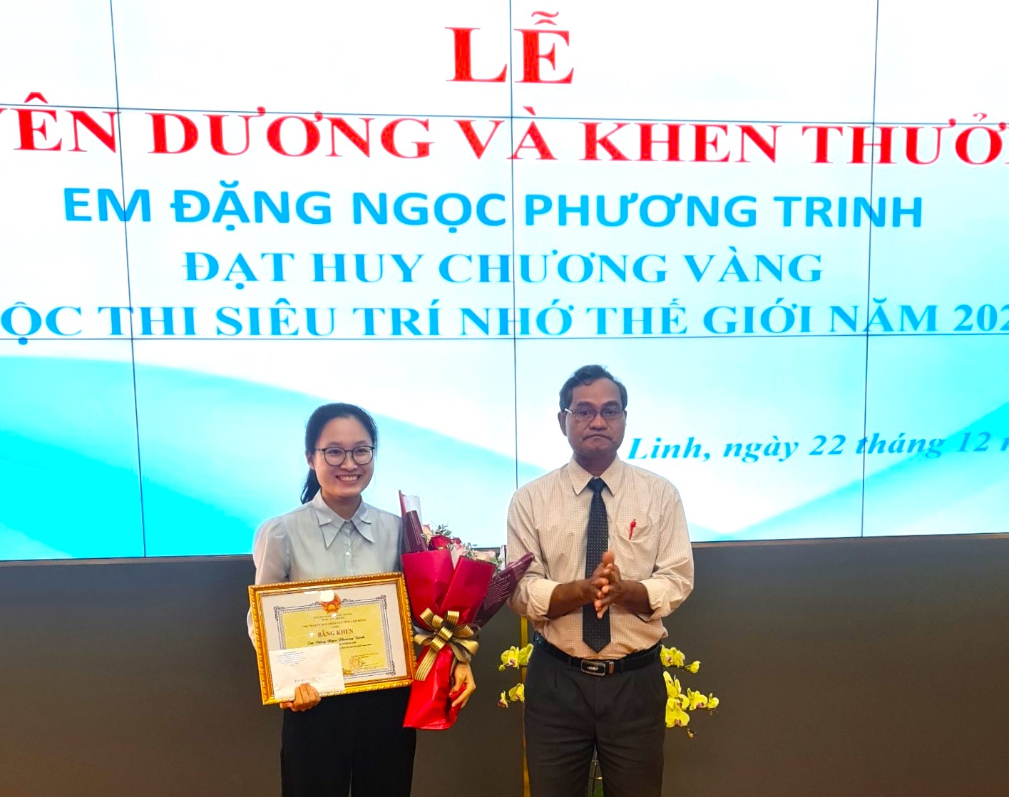 Đồng chí KBroi - Phó Bí thư Thường trực Huyện ủy Di Linh trao Bằng khen của Chủ tịch UBND tỉnh Lâm Đồng cho em Đặng Ngọc Phương Trinh