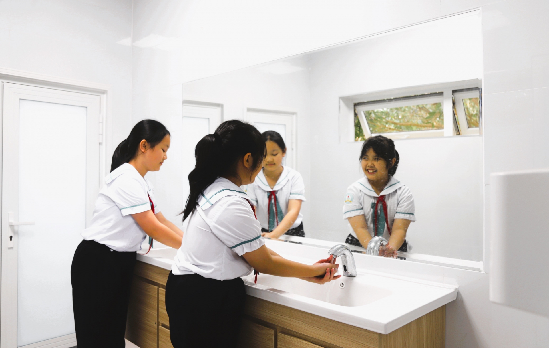 Nhà vệ sinh được xây dựng bằng các trang, thiết bị cao cấp khang trang, sạch đẹp phục vụ cho các em học sinh nữ khối 5