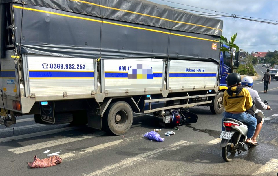Hiện trường vụ tai nạn giao thông khiến xe máy bị xe tải cuốn vào gầm làm 1 người tử vong