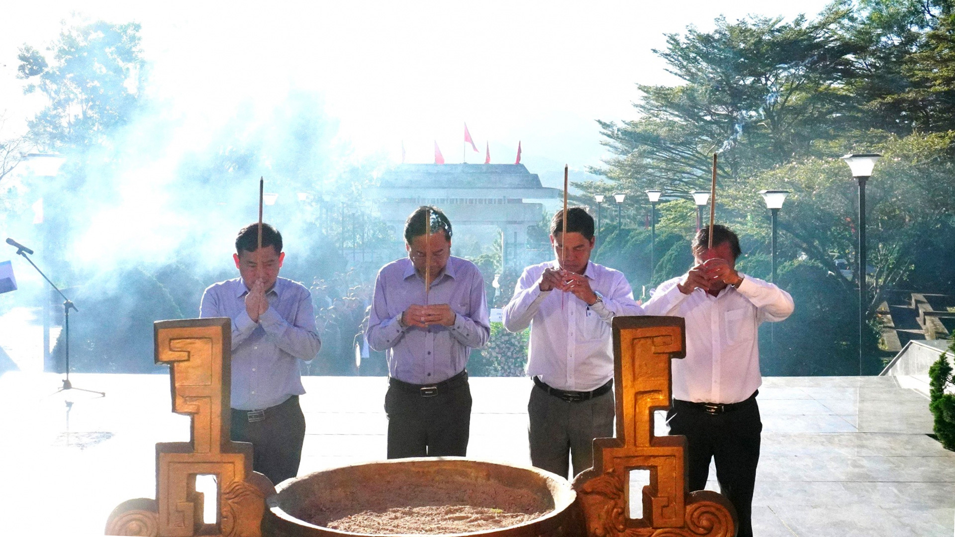 Các đồng chí lãnh đạo TP Bảo Lộc dâng hương tại Tượng đài Tổ quốc ghi công