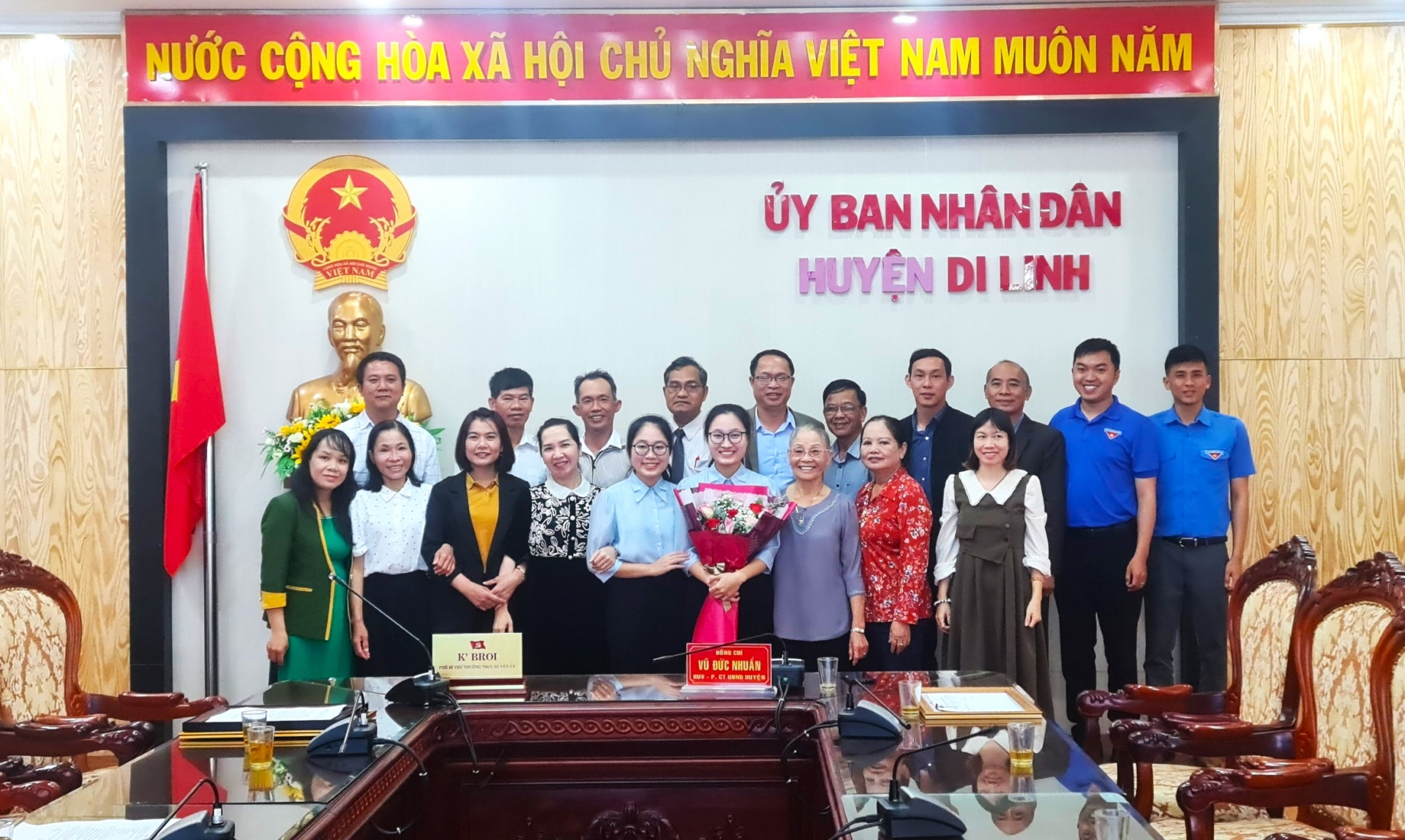 Nhà vô địch Siêu trí nhớ thế giới Đặng Ngọc Phương Trinh nhận Bằng khen của Chủ tịch UBND tỉnh Lâm Đồng