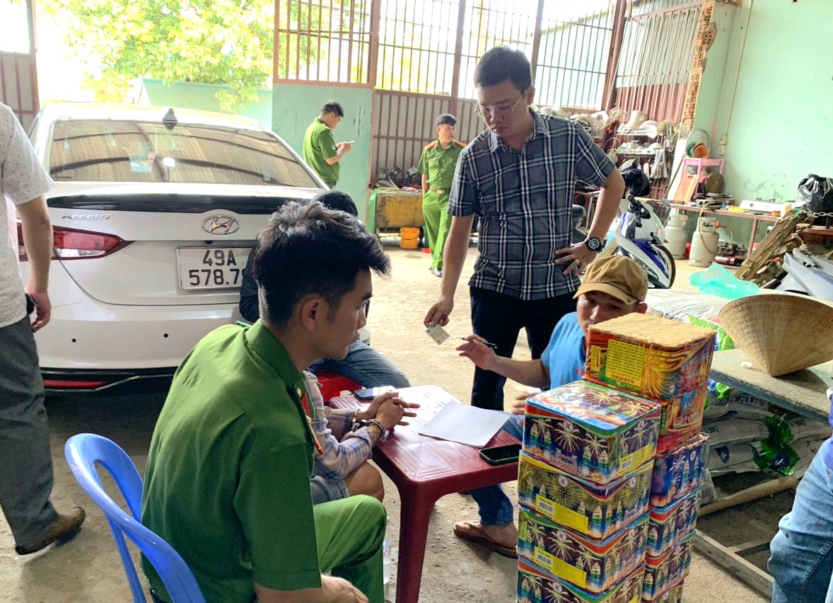 Thiếu tá Đào Huy Dương - Trường Công an huyện Đạ Huoai (người mạc áo sọc) trược tiếp chỉ đạo kiểm tra, bắt giữ Trần Công Bảo khi đang tàng trữ pháo nổ trái phép