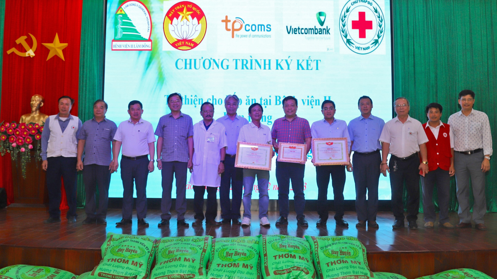 Ủy ban MTTQ Việt Nam TP Bảo Lộc và Bệnh viện II Lâm Đồng trao tặng chứng nhận Tri ân tấm lòng vàng cho Công ty TPComs và Ngân hàng Vietcombank chi nhánh TP Bảo Lộc