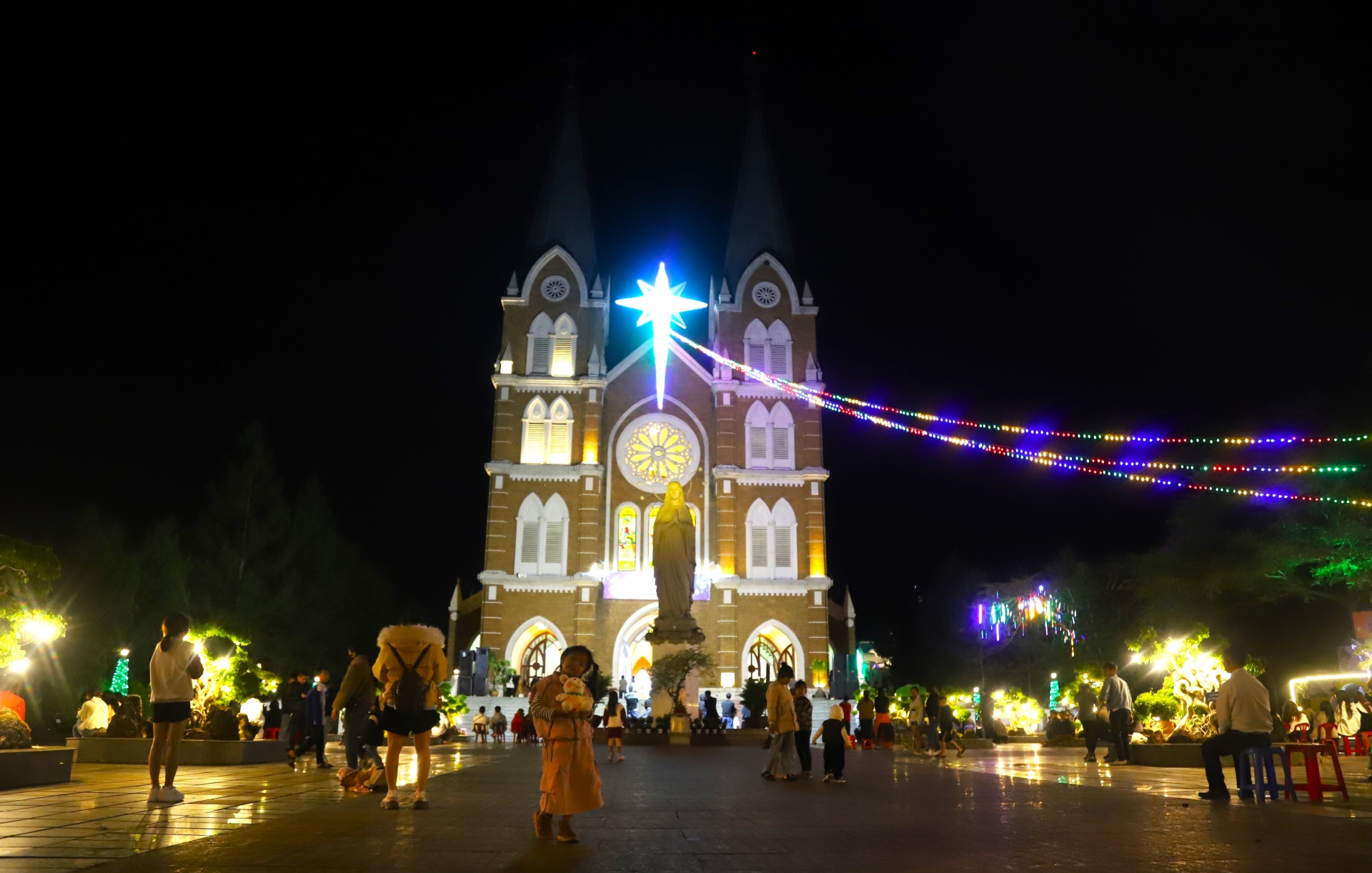 Giáo xứ Thánh Mẫu (phường Lộc Phát) đẹp lung linh, lộng lẫy trong ánh điện đêm Noel