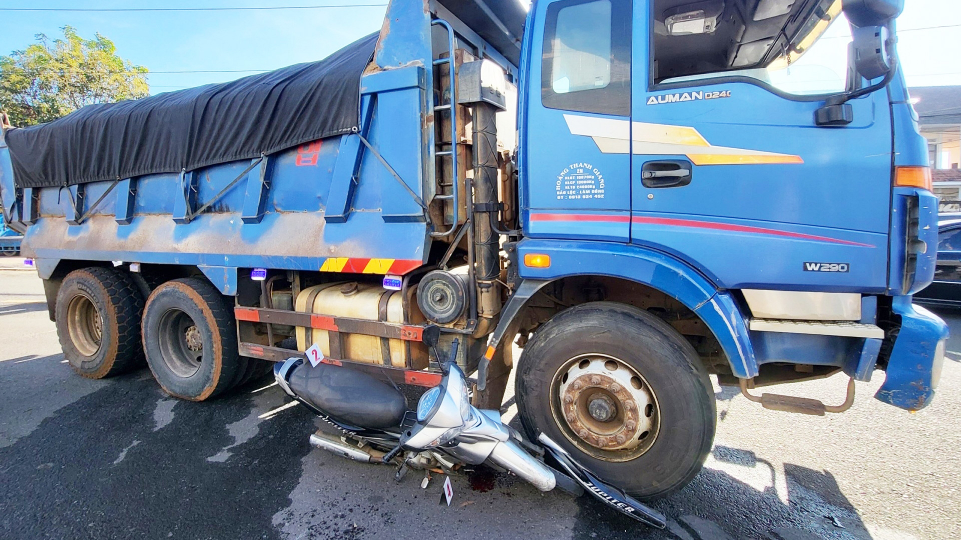 Bảo Lộc: Xe máy bị xe tải cuốn vào gầm, người phụ nữ bị cán dập nát chân