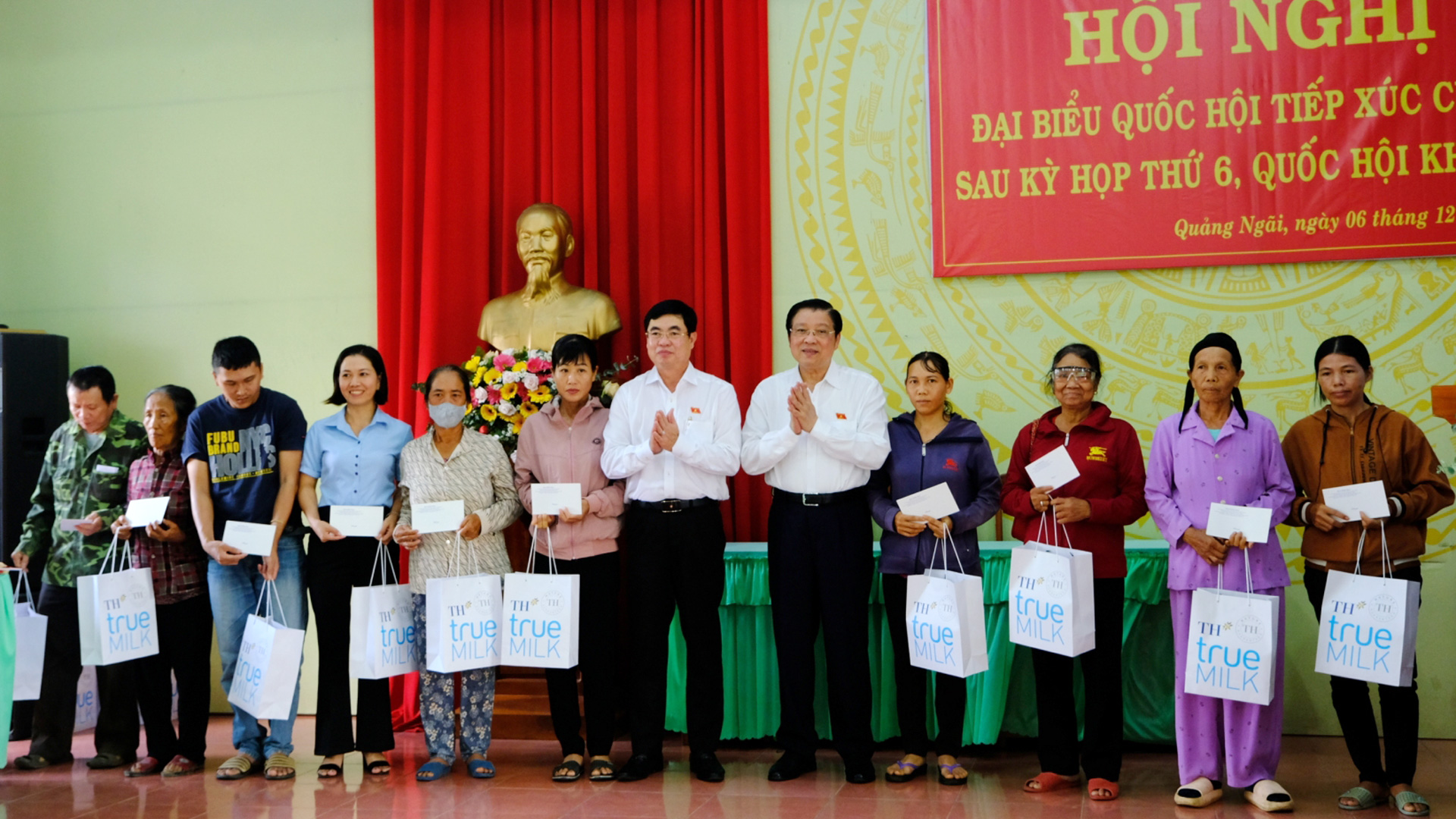 Đồng chí Phan Đình Trạc và đồng chí Trần Đình Văn trao quà cho các hộ gia đình chính sách, người có công trên địa bàn xã Quảng Ngãi