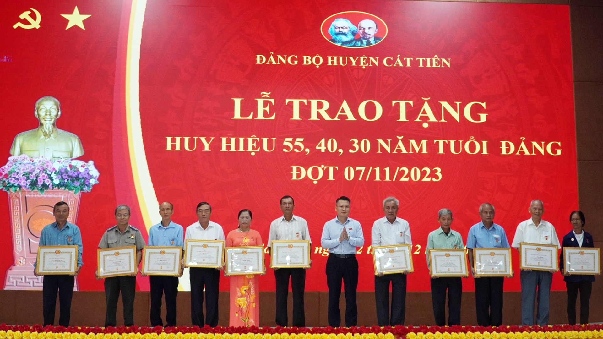 Đồng chí Nguyễn Tiến Dũng - Bí thư Huyện ủy Cát Tiên chúc mừng các đảng viên được nhận Huy hiệu Đảng