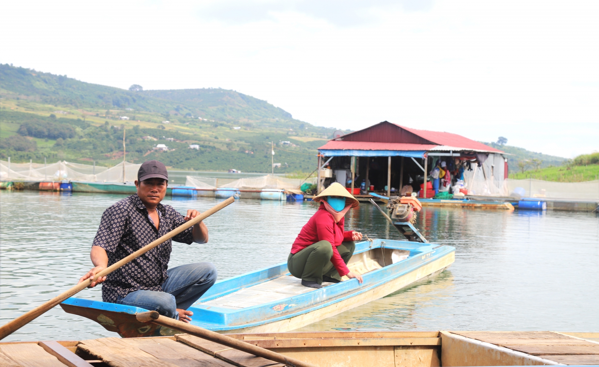 Trên hồ Đồng Nai 2 hiện đang có khoảng 80 hộ dân sinh sống bằng nghề đánh bắt cá và nuôi trồng thủy sản