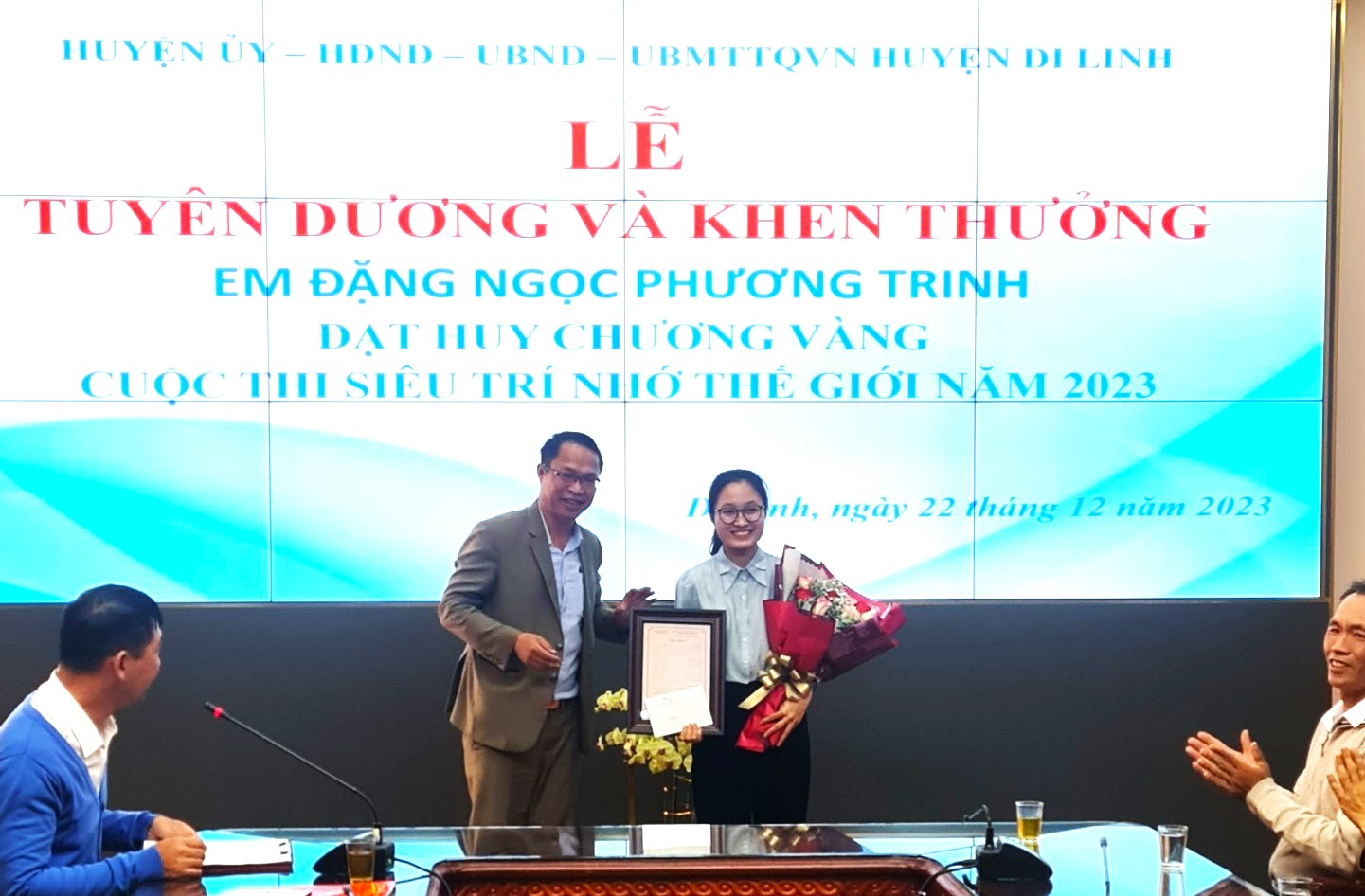 Em Đặng Ngọc Phương Trinh nhận thư khen của Chủ tịch UBND huyện Di Linh trao tặng