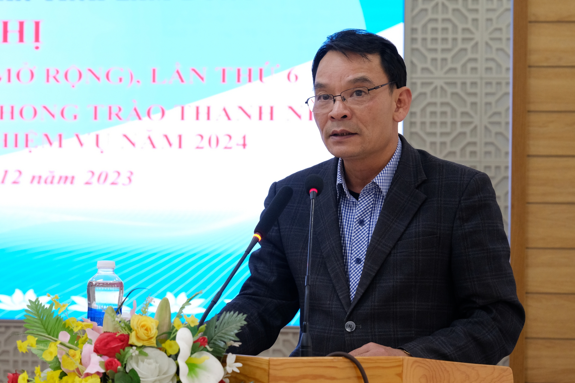 Đồng chí Lương Văn Mừng Phó Bí thư Đảng ủy Khối Các cơ quan phát biểu chỉ đạo tại hội nghị