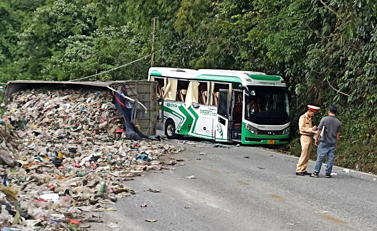 Hiện trường vụ tai nạn giữa xe tải chở phế liệu và xe khách chở người nước ngoài trên đèo Bảo Lộc