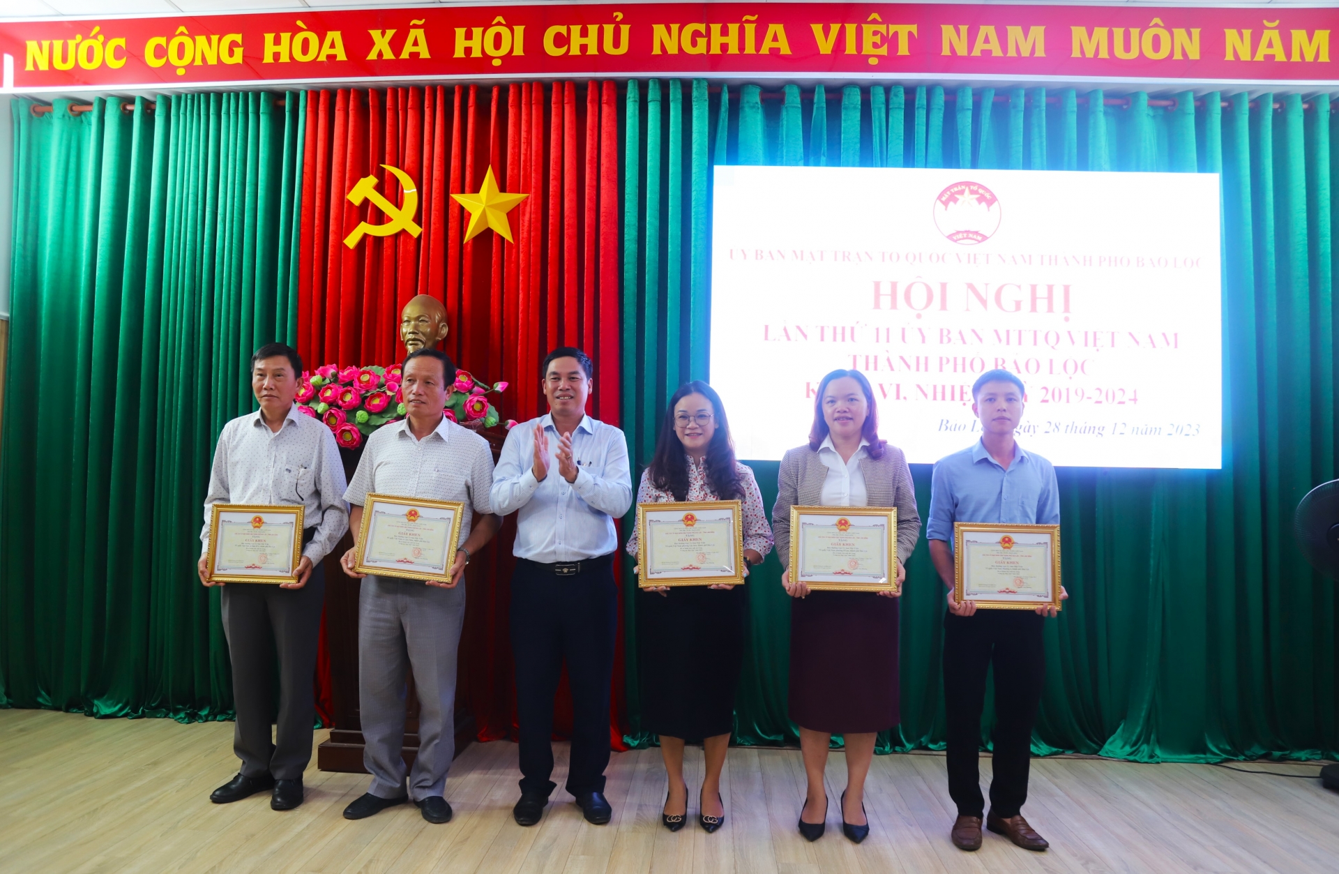 Các tập thể hoàn thành xuất sắc nhiệm vụ nhận khen thưởng của UBND TP Bảo Lộc