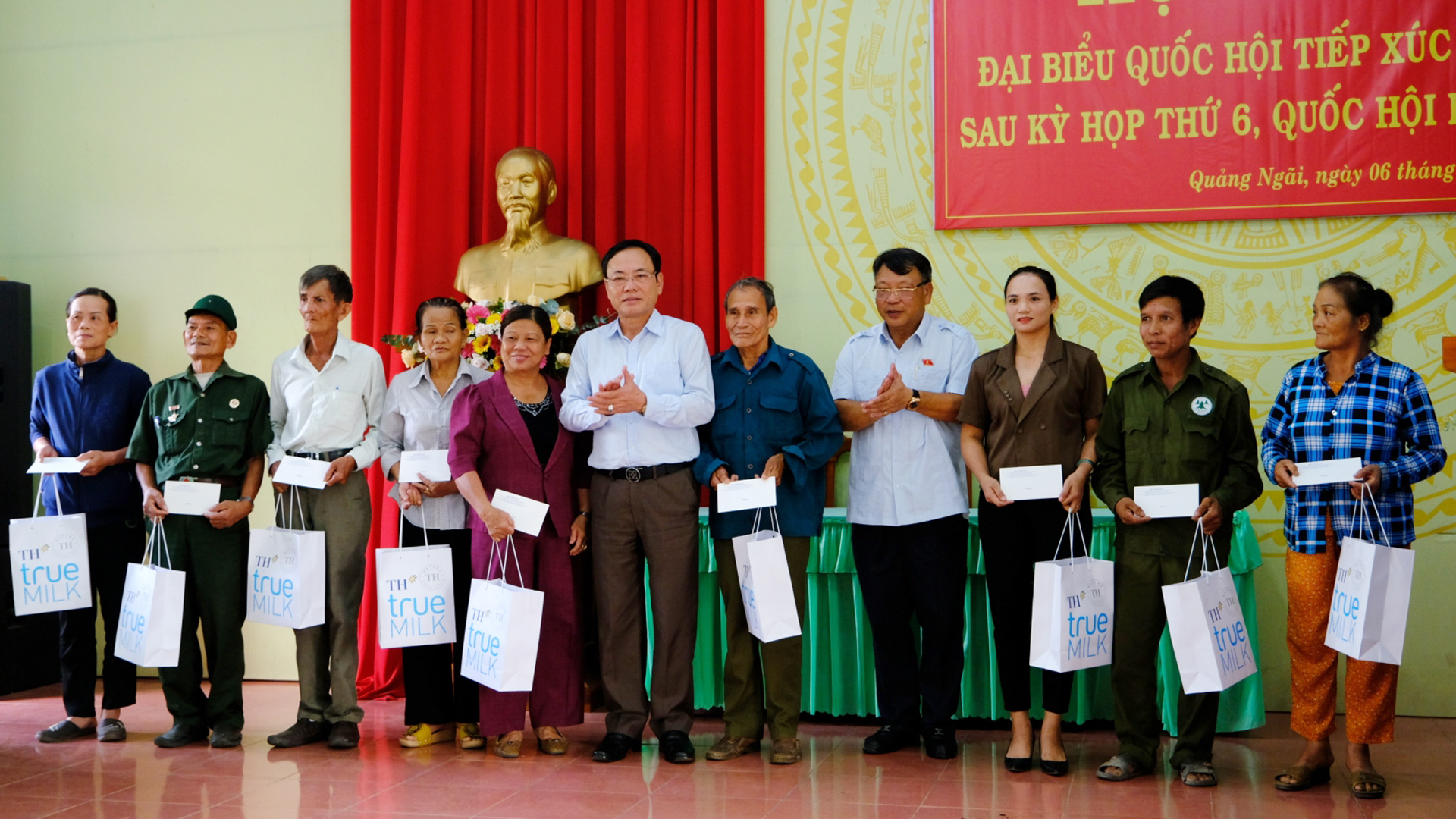 Đồng chí Nguyễn Tạo và đồng chí Nguyễn Văn Yên trao quà cho các hộ gia đình xã Quảng Ngãi