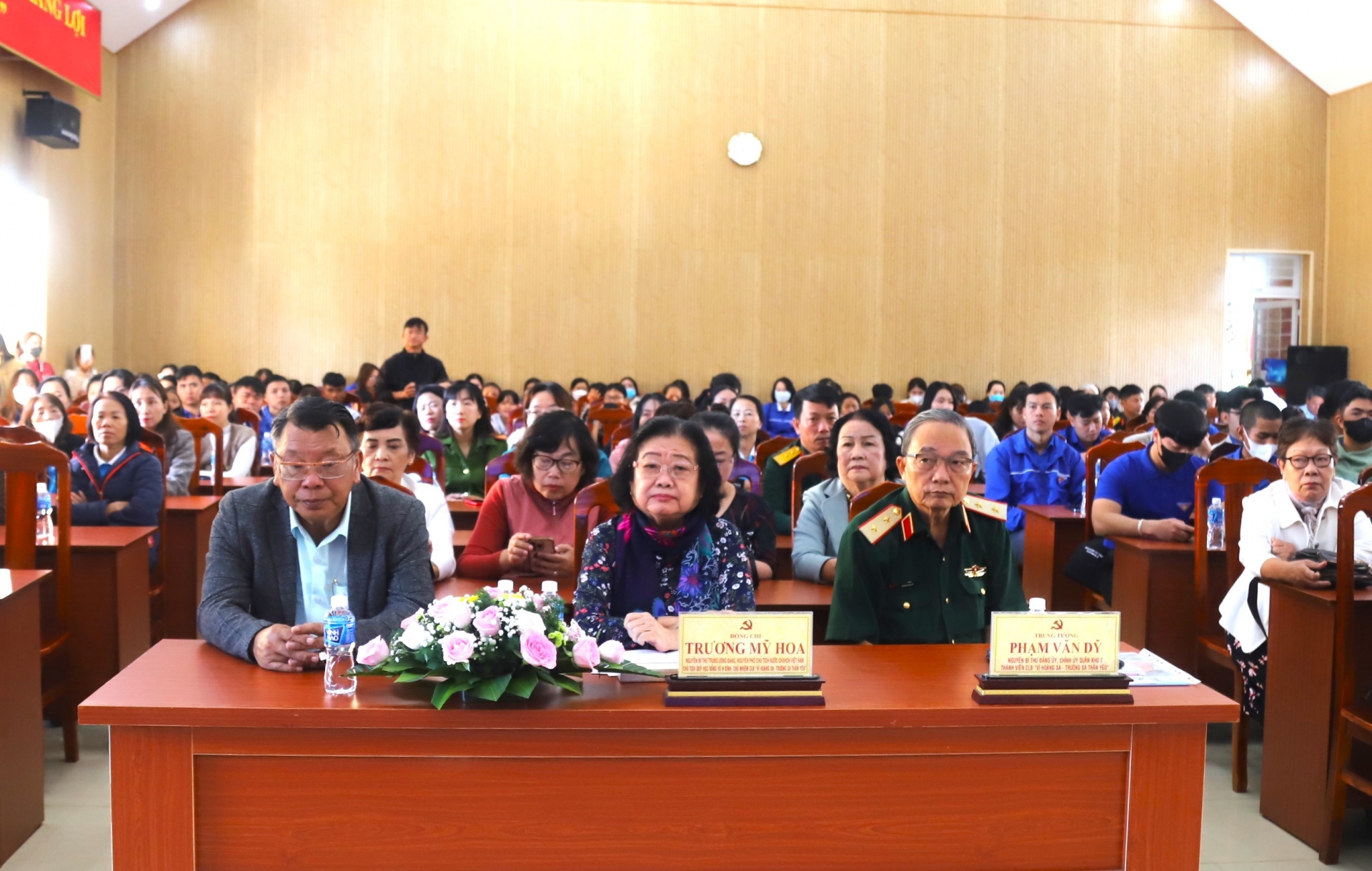 Nguyên Phó Chủ tịch nước Trương Mỹ Hoa và Trung tướng Phạm Văn Vỹ cùng Phó trưởng Đoàn địa biểu Quốc hội đơn vị tỉnh Lâm Đồng Nguyễn Tạo dự buổi lễ