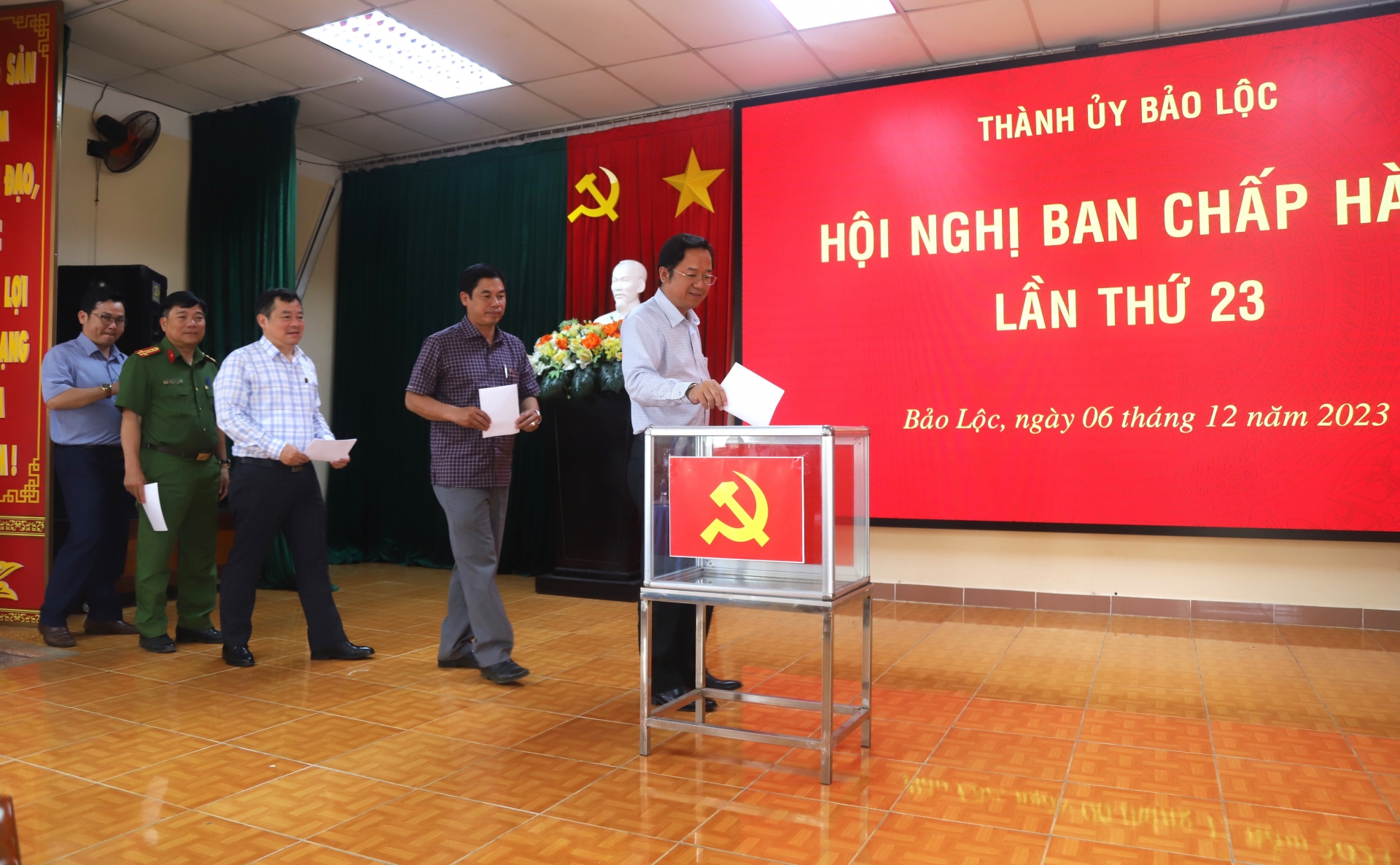 Các đại biểu bỏ phiếu tín nhiệm giữa nhiệm kỳ đối với các đồng chí trong Ban Thường vụ Thành ủy Bảo Lộc