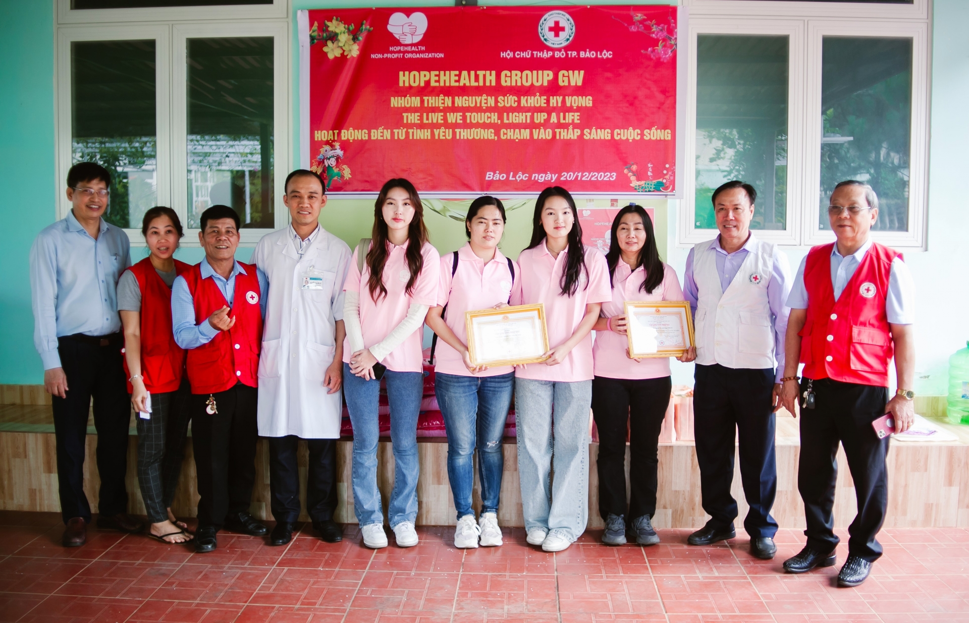 Hội Chữ thập đỏ TP Bảo Lộc trao tặng chứng nhận Tấm lòng vàng nhân đạo cho đại diện 2 nhóm thiện nguyện Nụ Cười Hồng và Sức Khỏe Hy Vọng