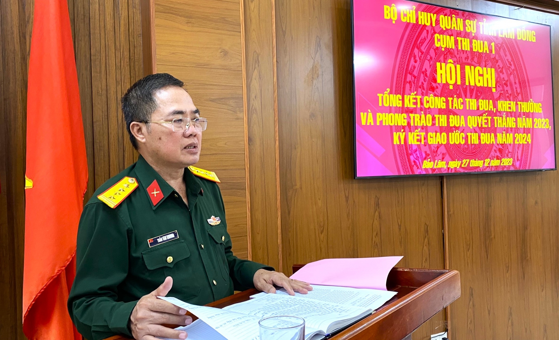 Đại tá Trần Văn Khương - Chính ủy Bộ Chỉ huy Quân sự tỉnh Lâm Đồng phát biểu chỉ đạo tại hội nghị