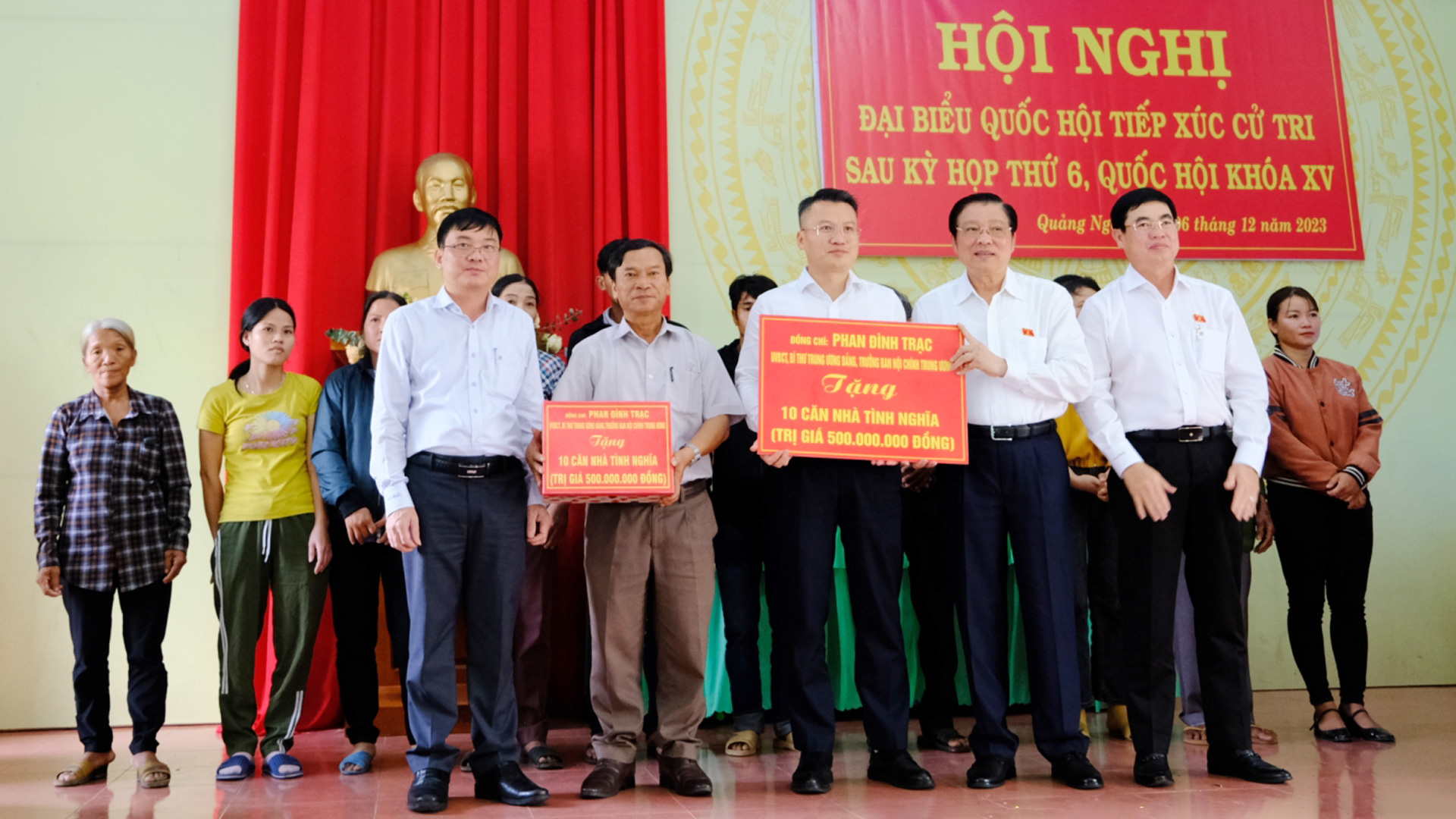 Đồng chí Phan Đình Trạc trao tặng 10 căn nhà tình nghĩa với trị giá 500 triệu đồng cho đại diện lãnh đạo huyện Cát Tiên