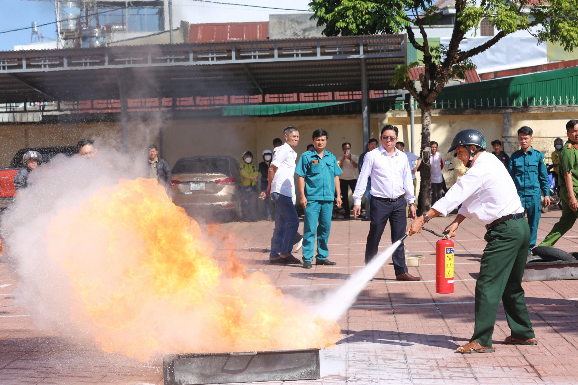 Người dân trải nghiệm sử dùng bình chữa cháy dập lửa