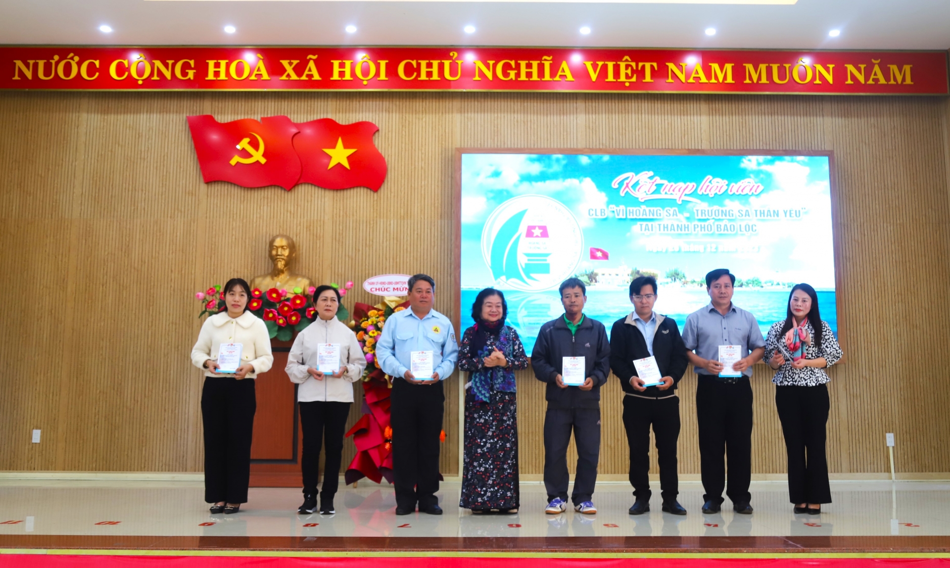 Đồng chí Trương Mỹ Hoa trao thể hội viên CLB Vì Hoàng Sa - Trường Sa thân yêu cho các hội viên Lâm Đồng mới kết nạp