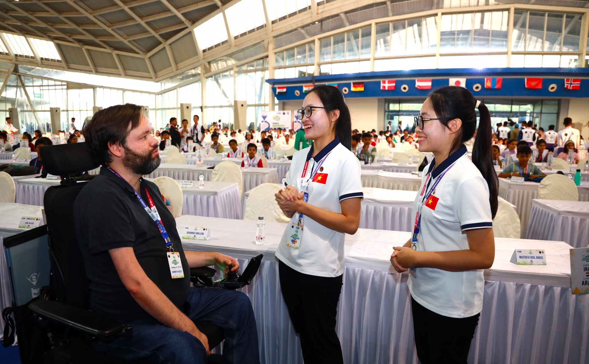 Hai chị em Phương Trinh và Thu Hiền gặp gỡ, trao đổi với các kỷ lục gia siêu trí nhớ thế giới