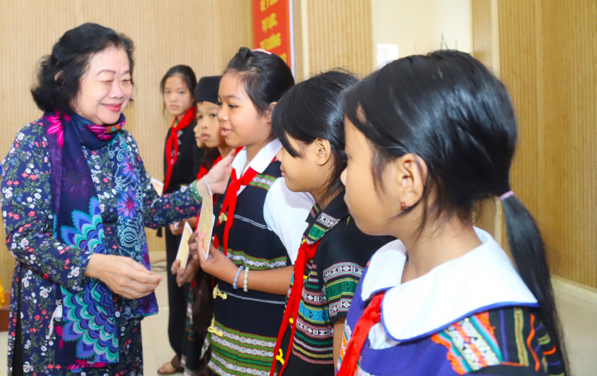 Tặng học bổng Vừ A Dính cho học sinh đồng bào dân tộc thiểu số tại Bảo Lộc